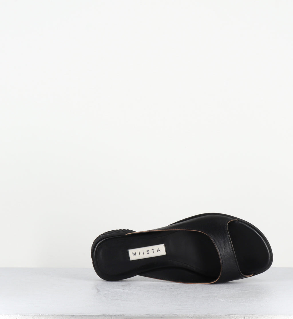 Mules plates en cuir noir - YACHAY BLACK SANDALS