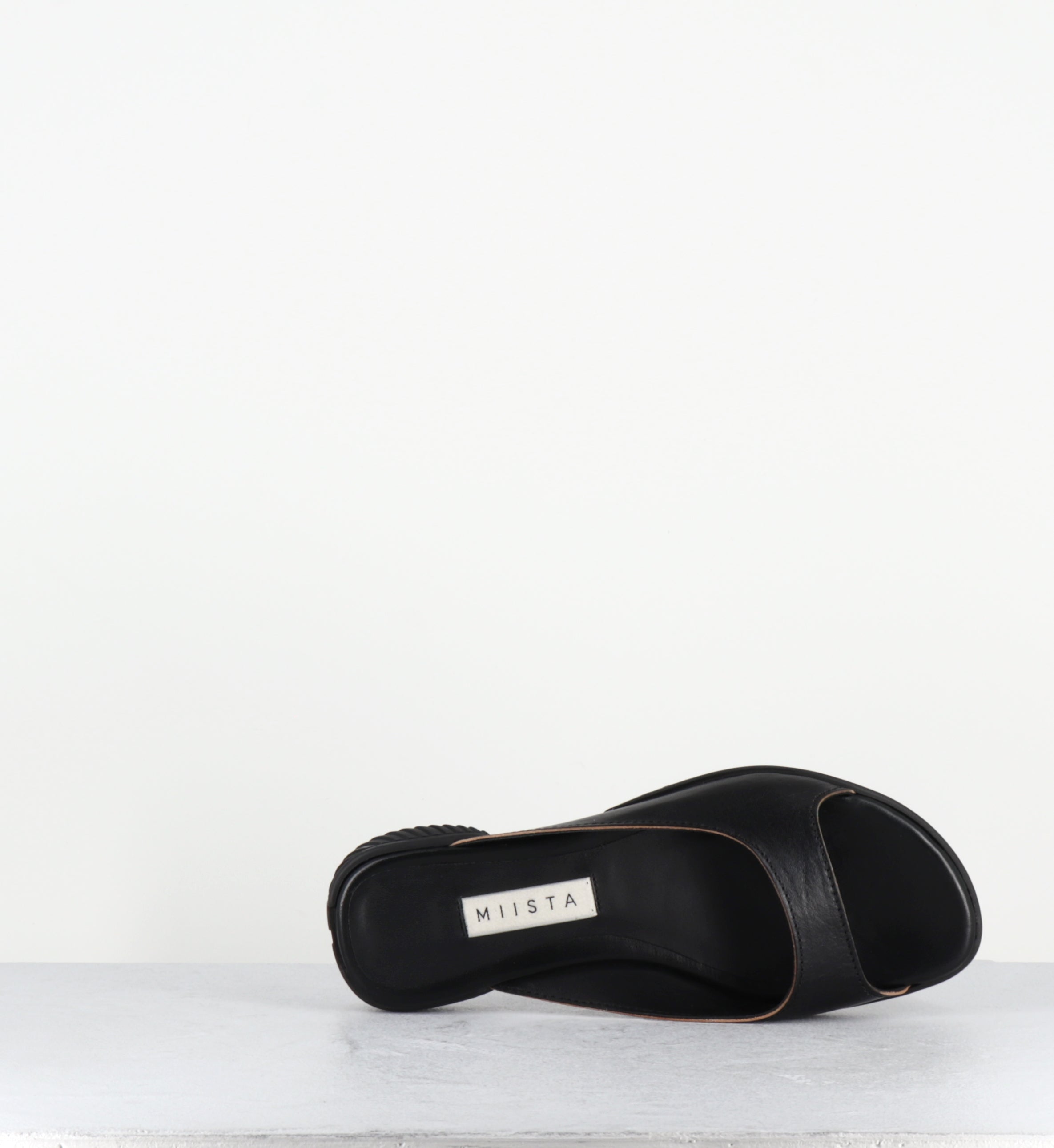 Mules plates en cuir noir - YACHAY BLACK SANDALS