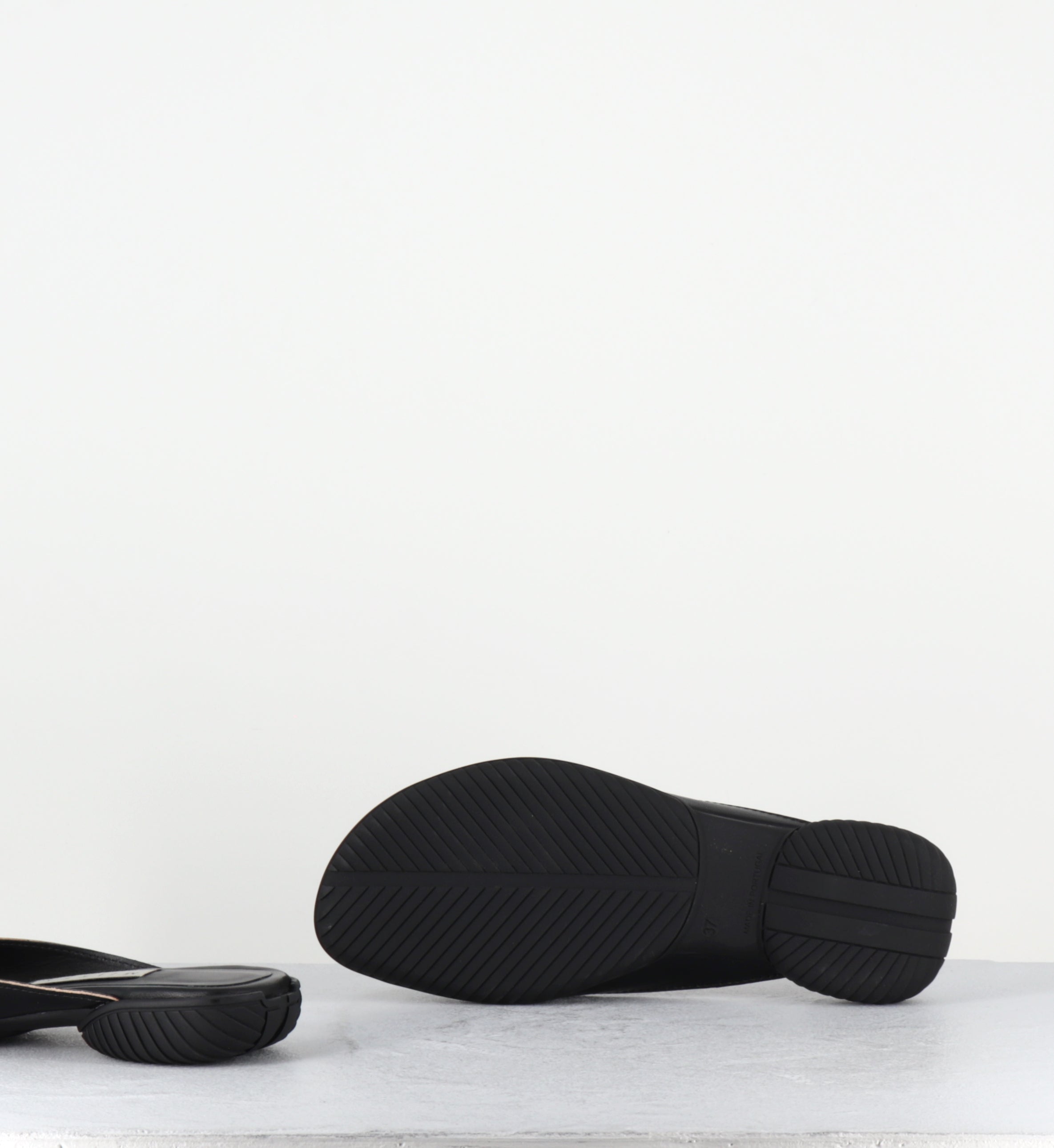 Mules plates en cuir noir - YACHAY BLACK SANDALS