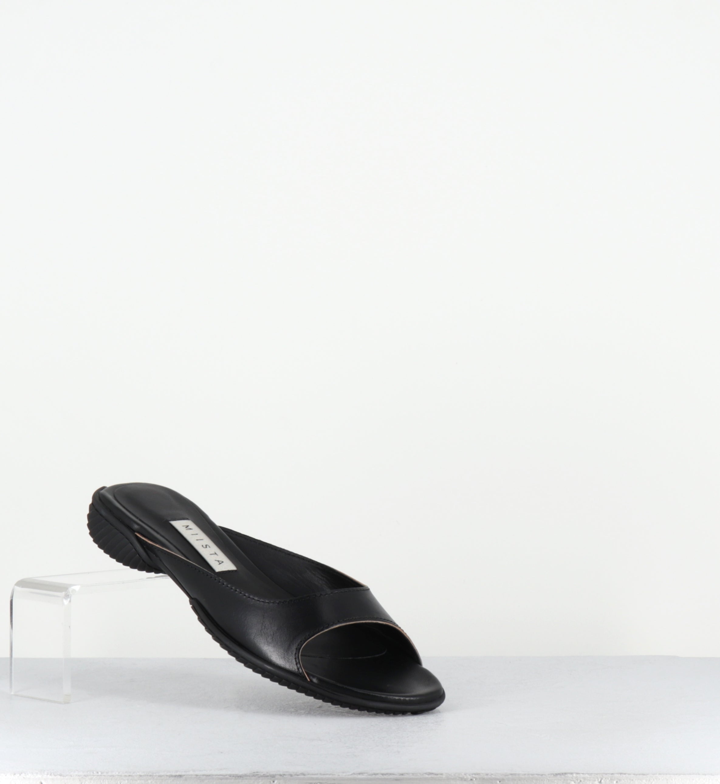 Mules plates en cuir noir - YACHAY BLACK SANDALS