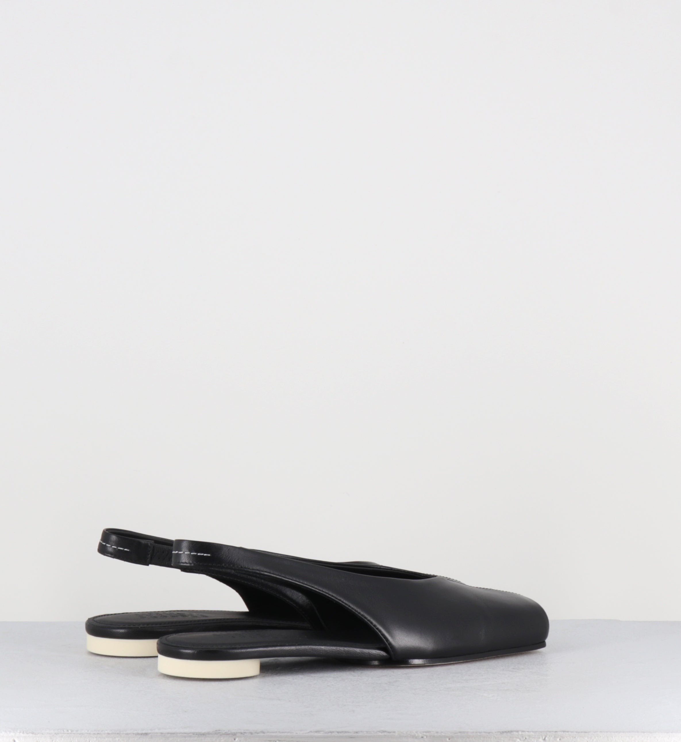 Ballerines bout carré cuir noir - S59WX0079 T8013