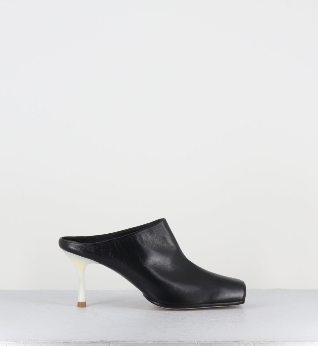 Mules en cuir noir à talon blanc - S59WX0080 T8013