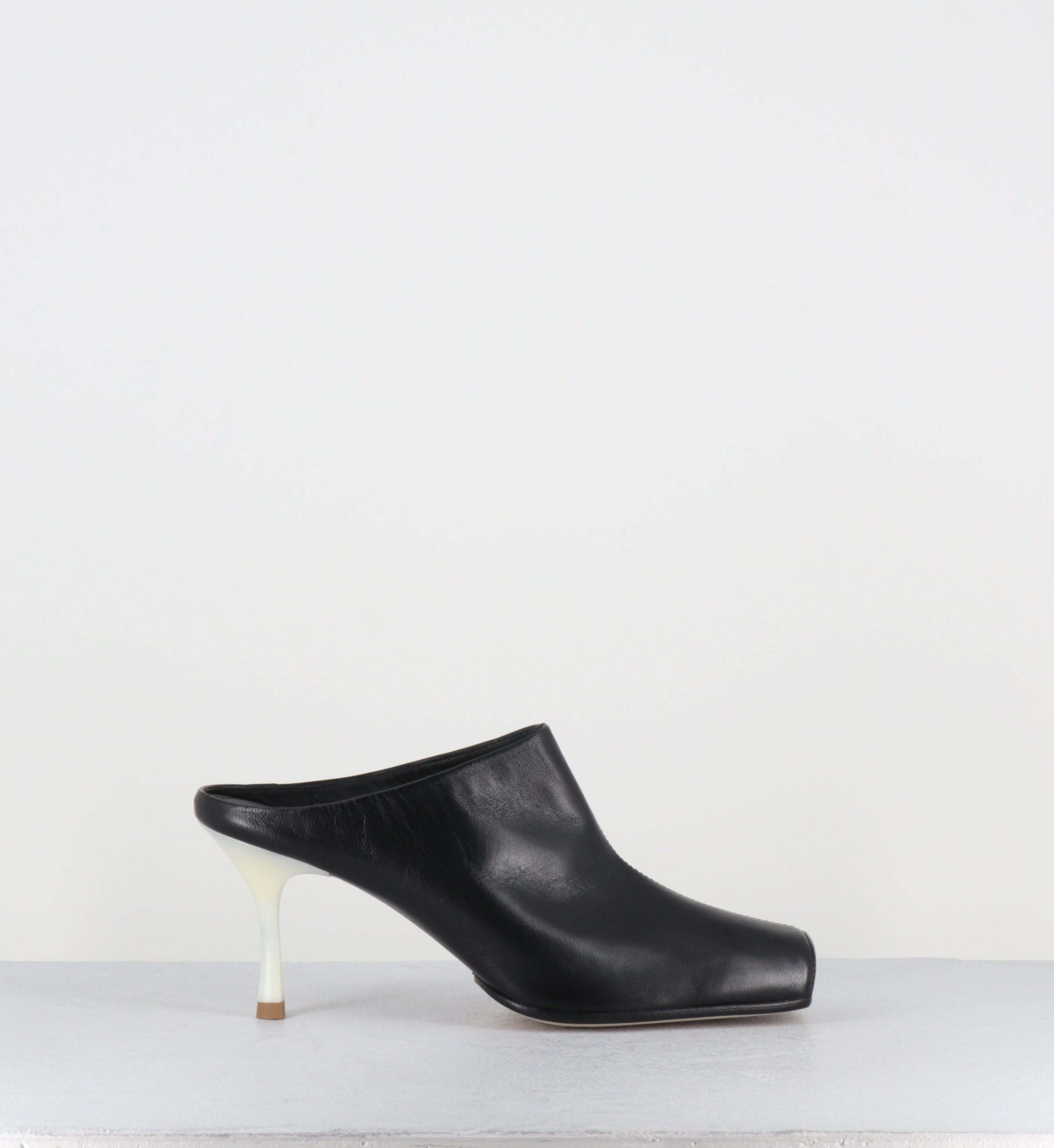 Mules en cuir noir à talon blanc - S59WX0080 T8013