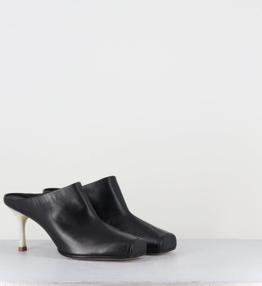 Mules en cuir noir à talon blanc - S59WX0080 T8013