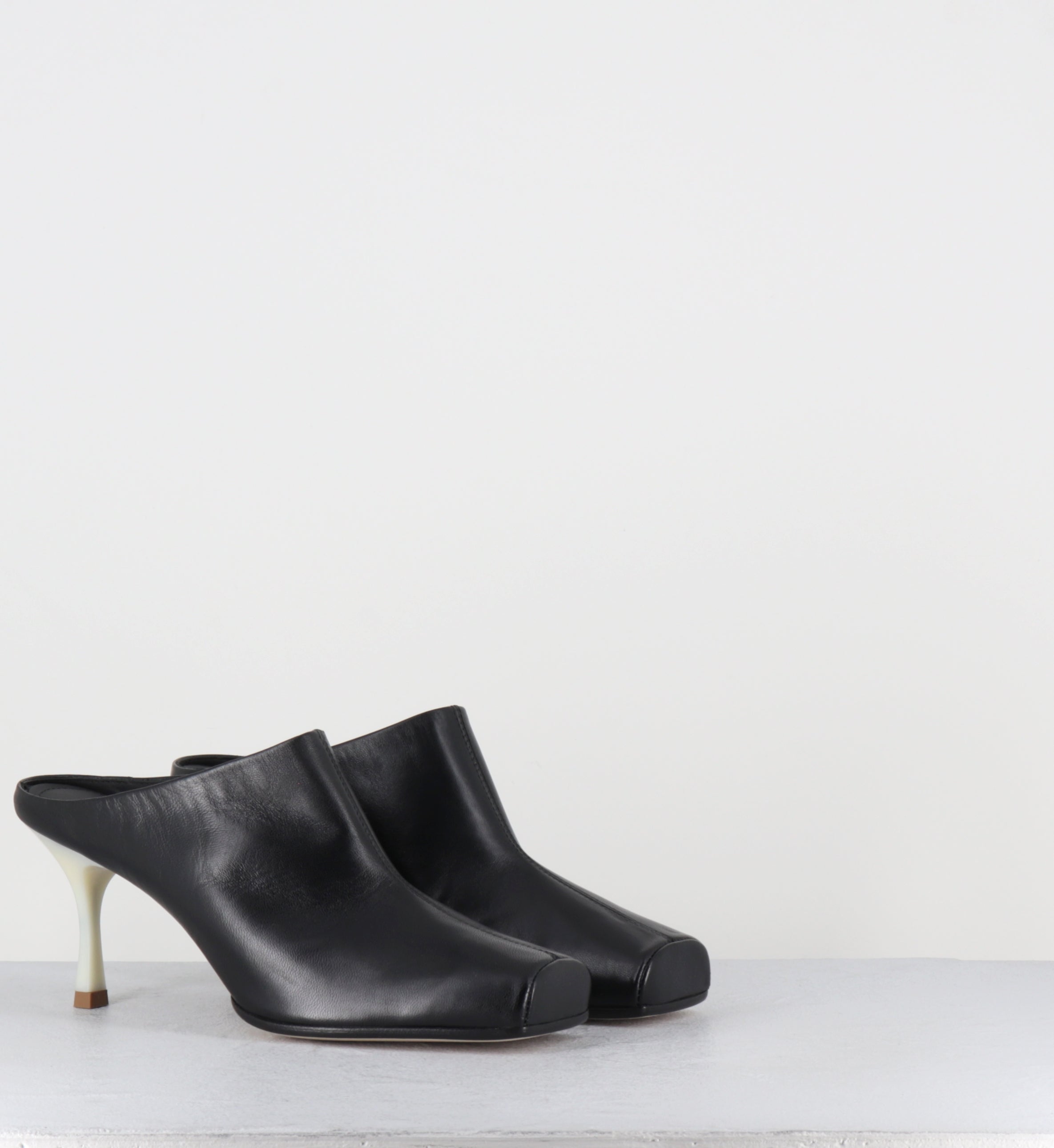 Mules en cuir noir à talon blanc - S59WX0080 T8013