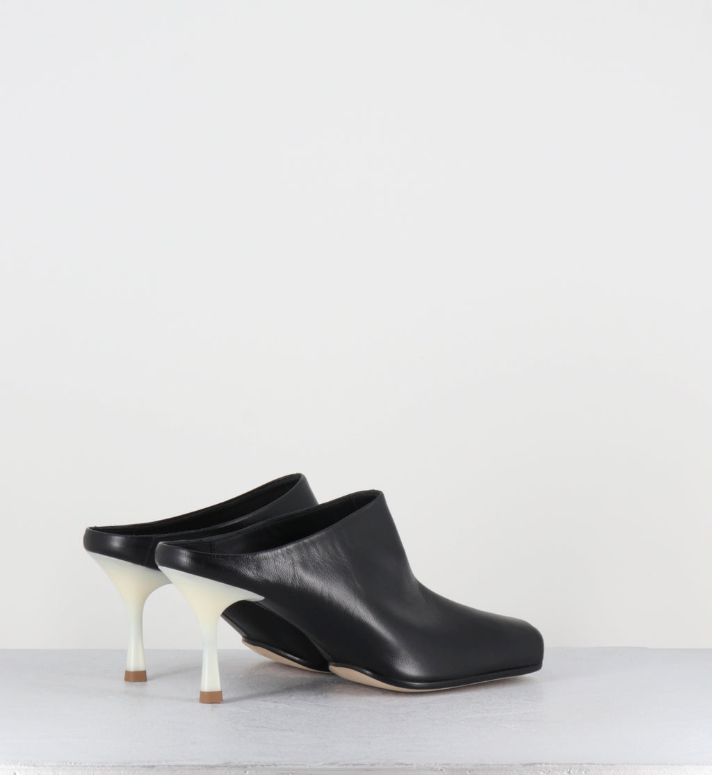 Mules en cuir noir à talon blanc - S59WX0080 T8013