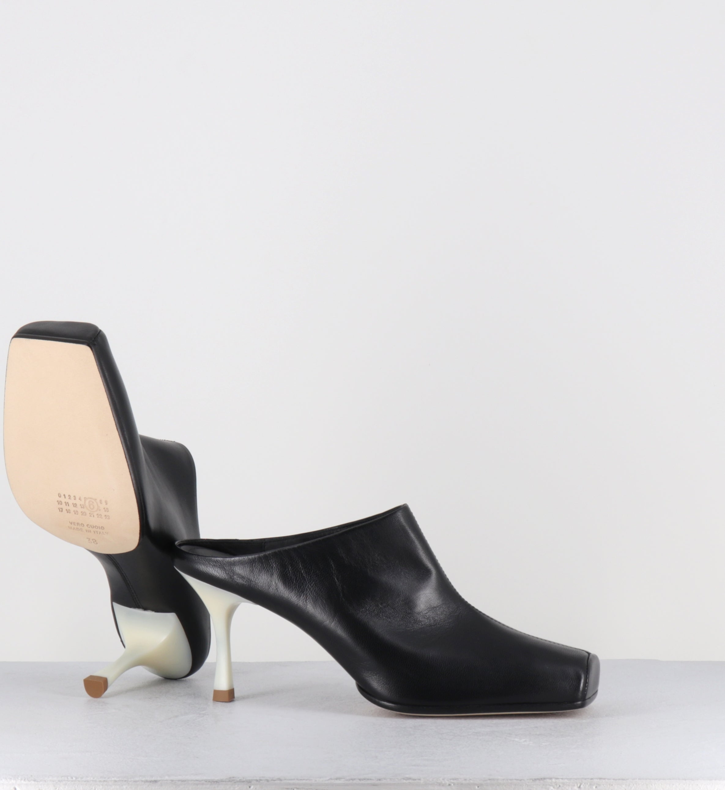 Mules en cuir noir à talon blanc - S59WX0080 T8013