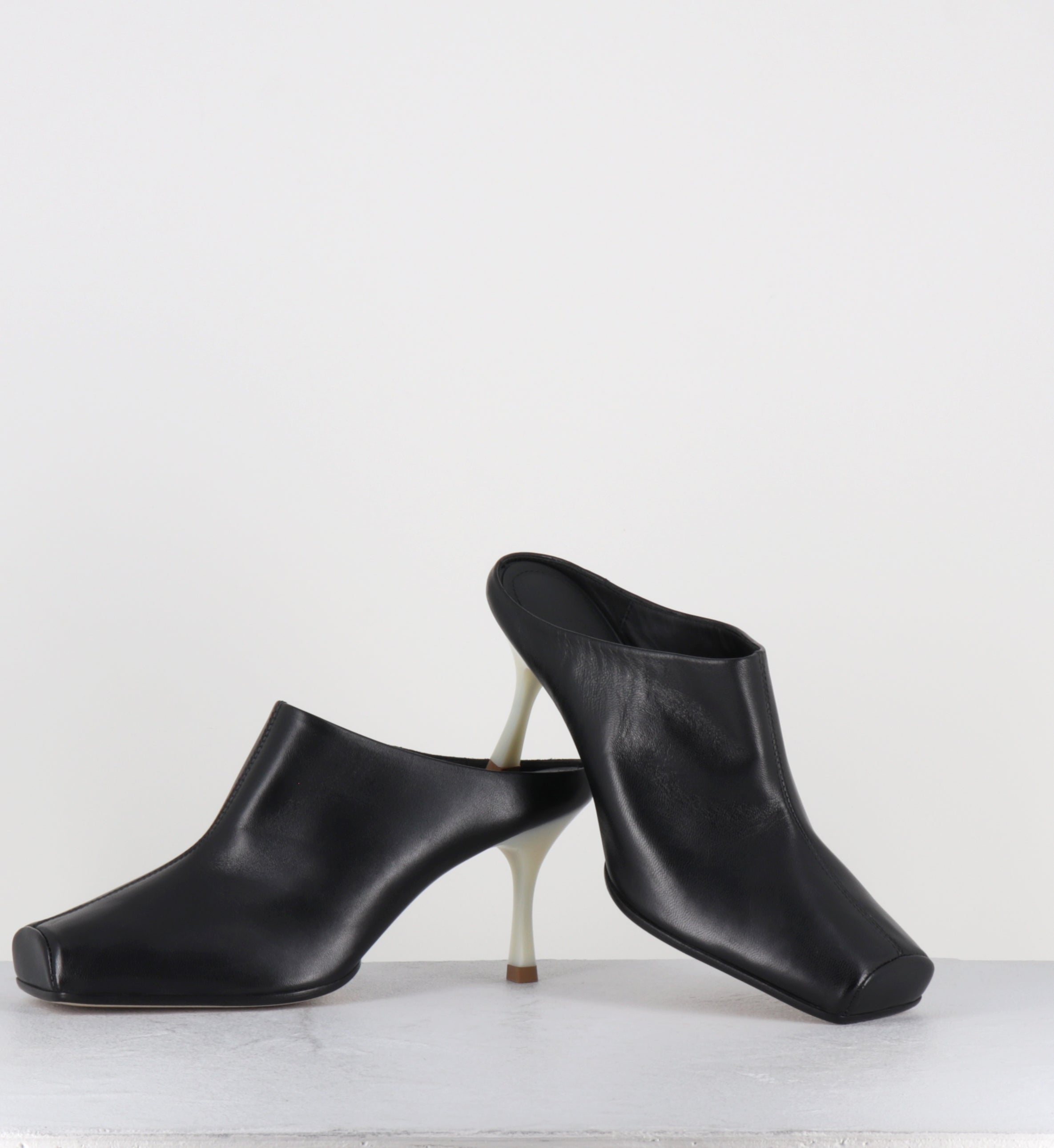 Mules en cuir noir à talon blanc - S59WX0080 T8013