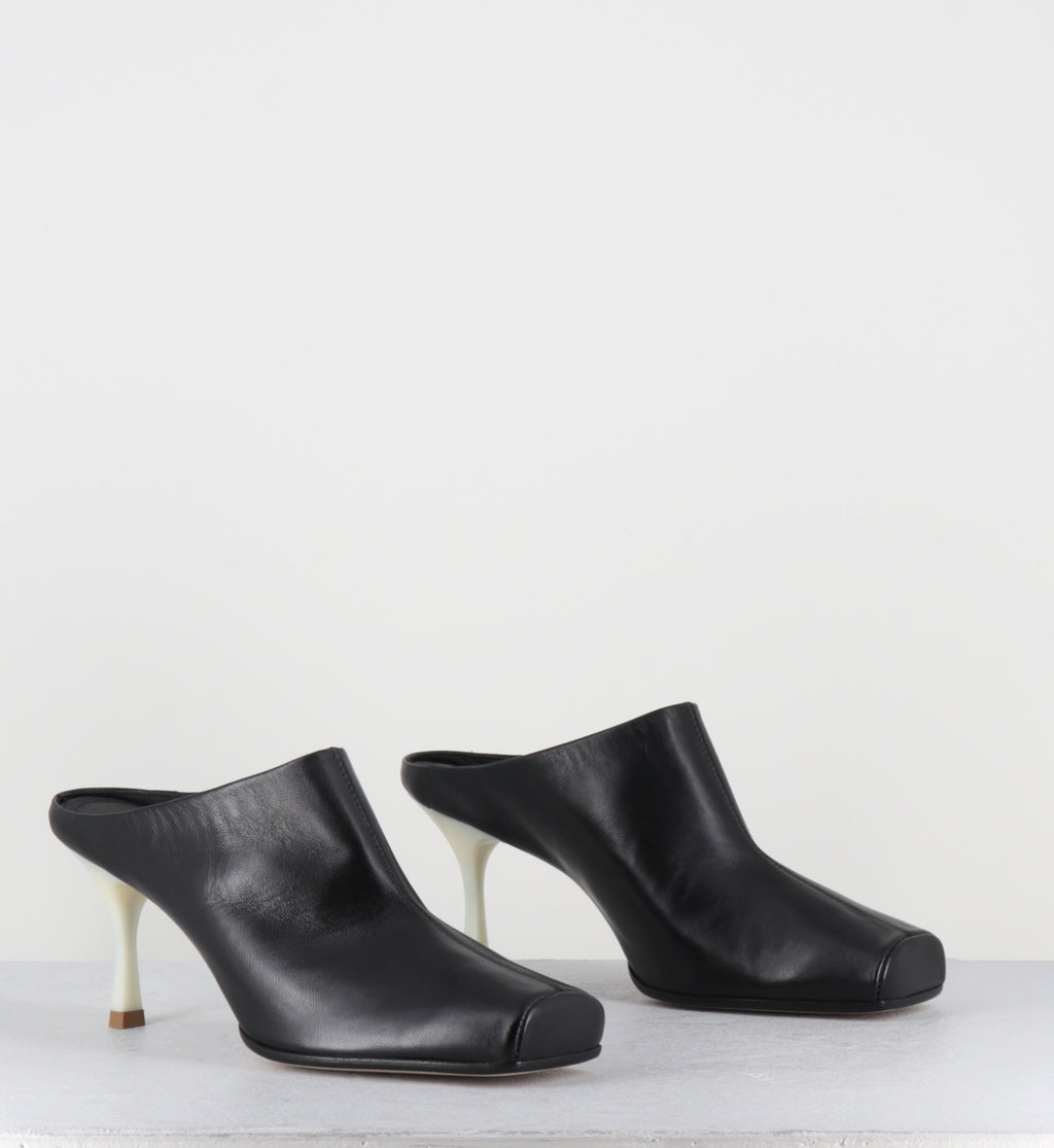 Mules en cuir noir à talon blanc - S59WX0080 T8013