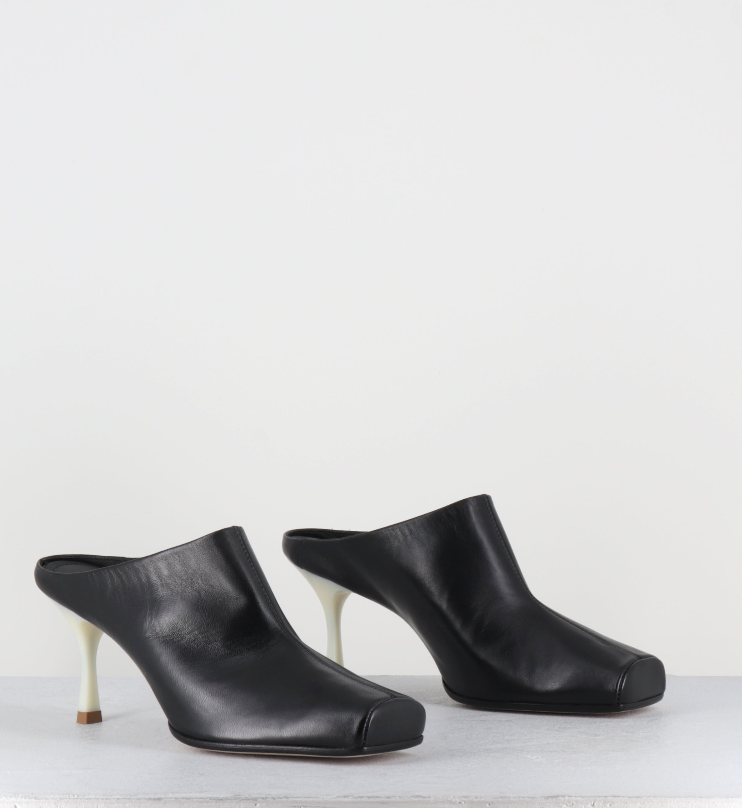 Mules en cuir noir à talon blanc - S59WX0080 T8013