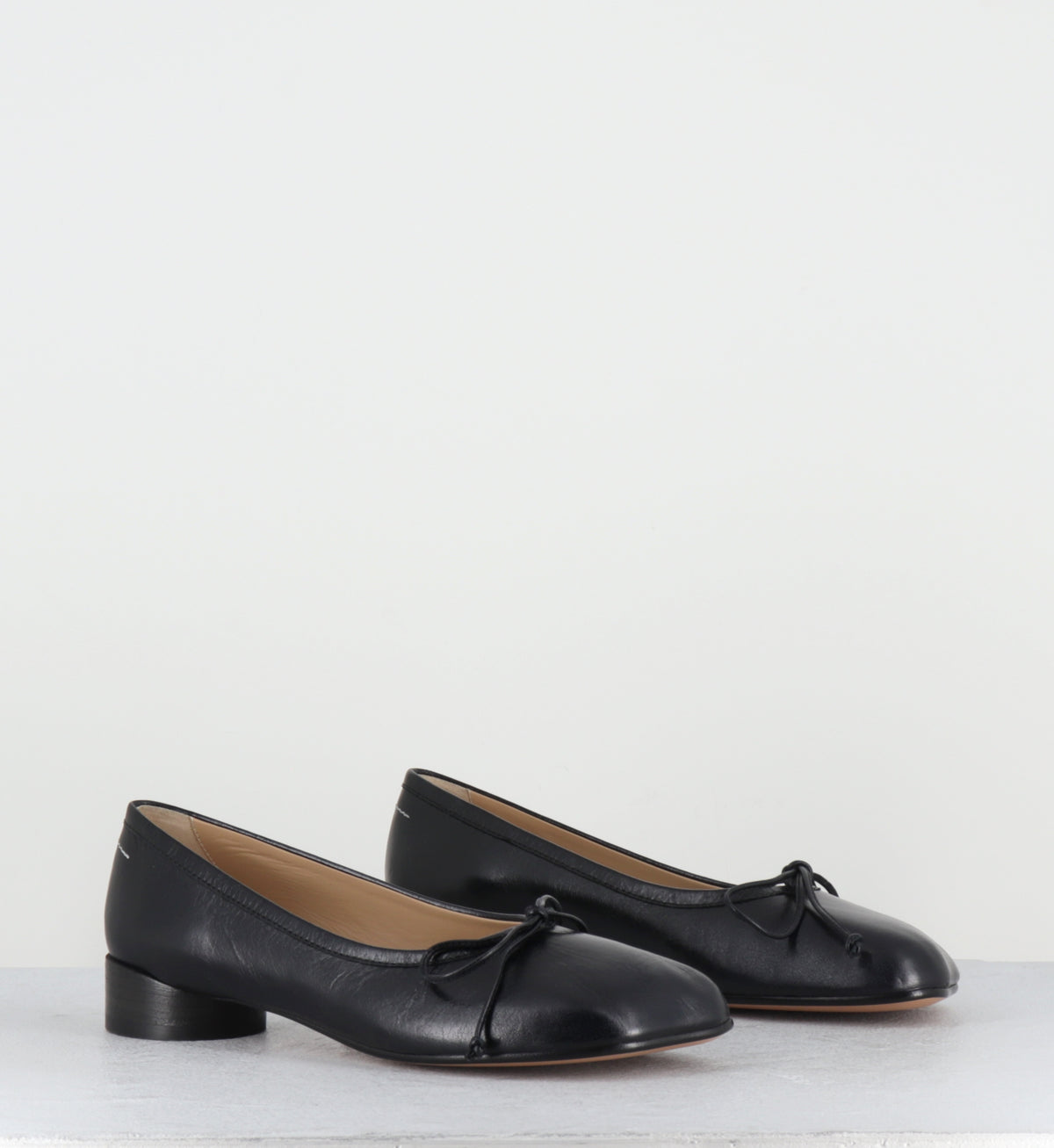Ballerines en cuir noir bout anatomique - S59WZ0092H26 T8013