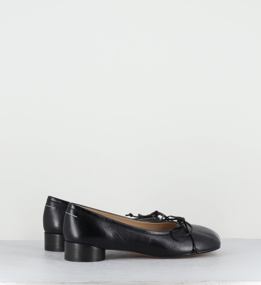 Ballerines en cuir noir bout anatomique - S59WZ0092H26 T8013