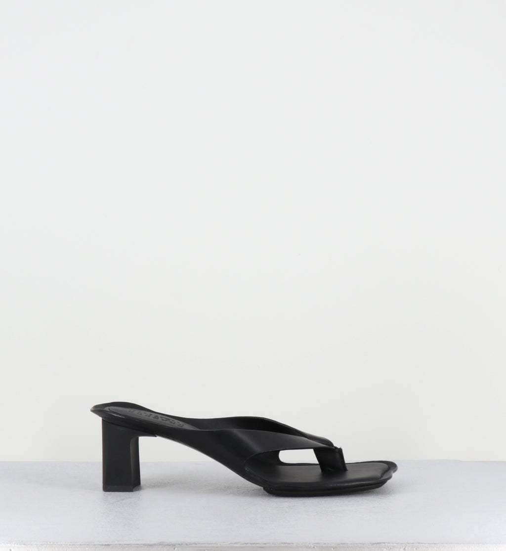 Mules tongs à talon en cuir noir - S66WP0120 T8013