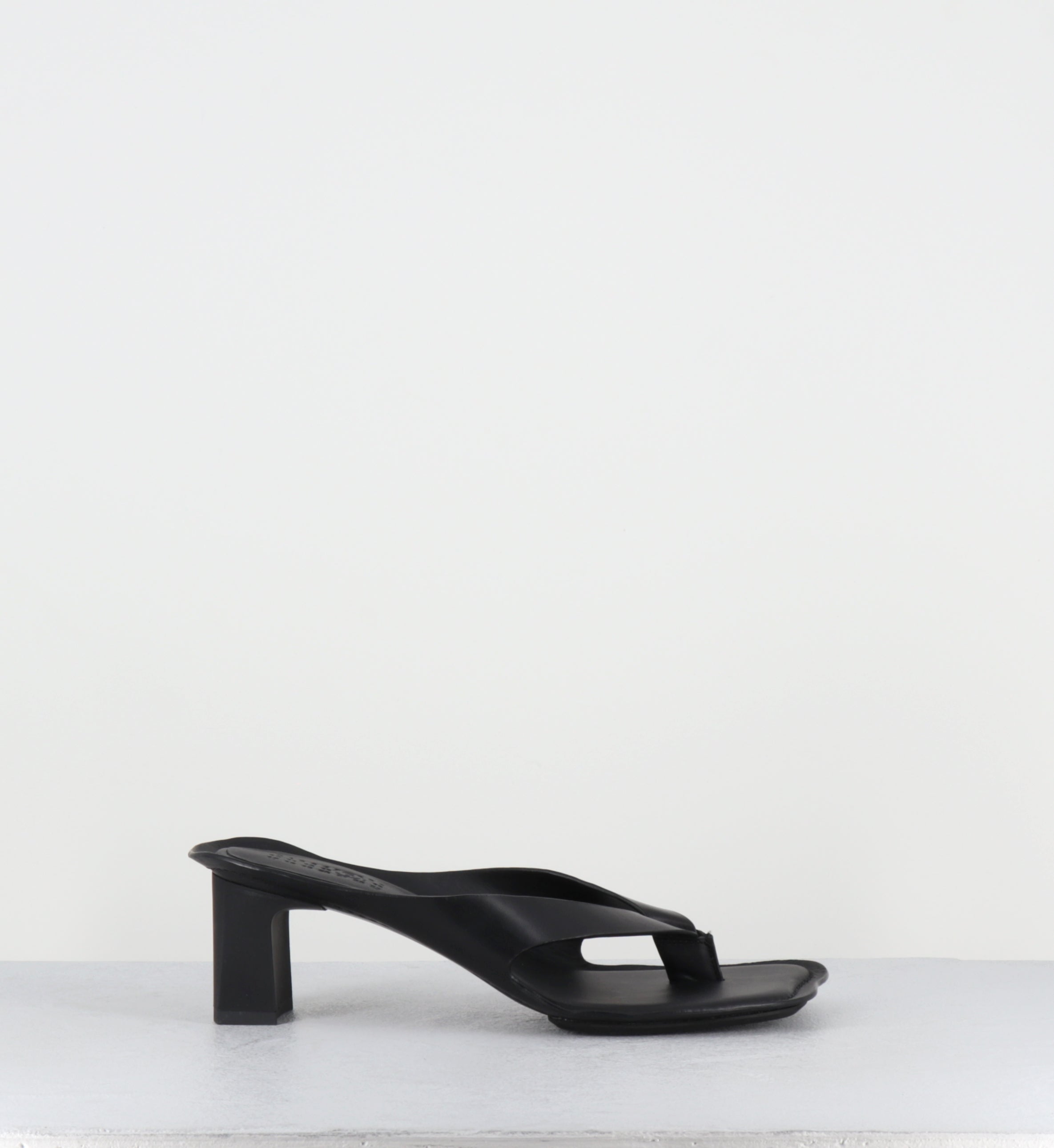 Mules tongs à talon en cuir noir - S66WP0120 T8013
