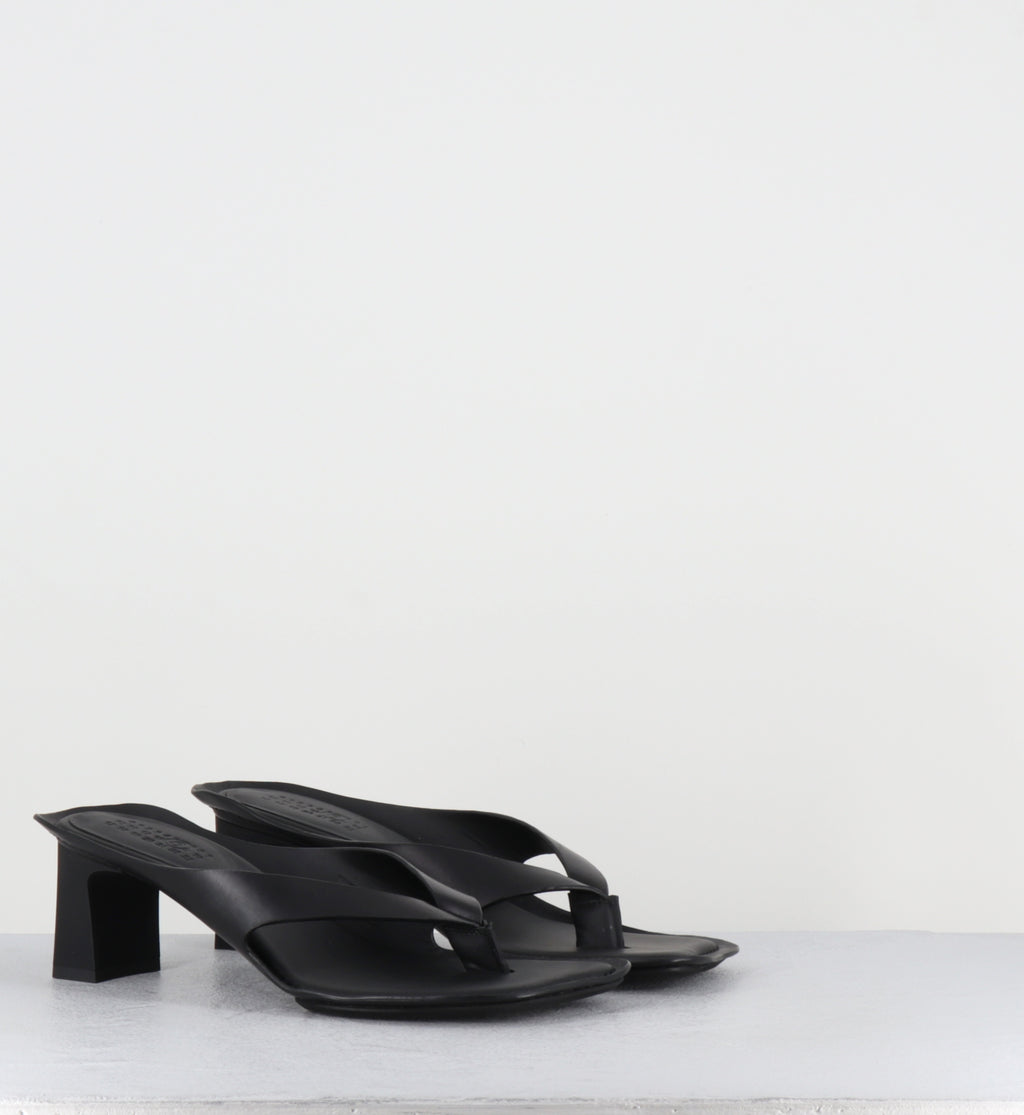 Mules tongs à talon en cuir noir - S66WP0120 T8013