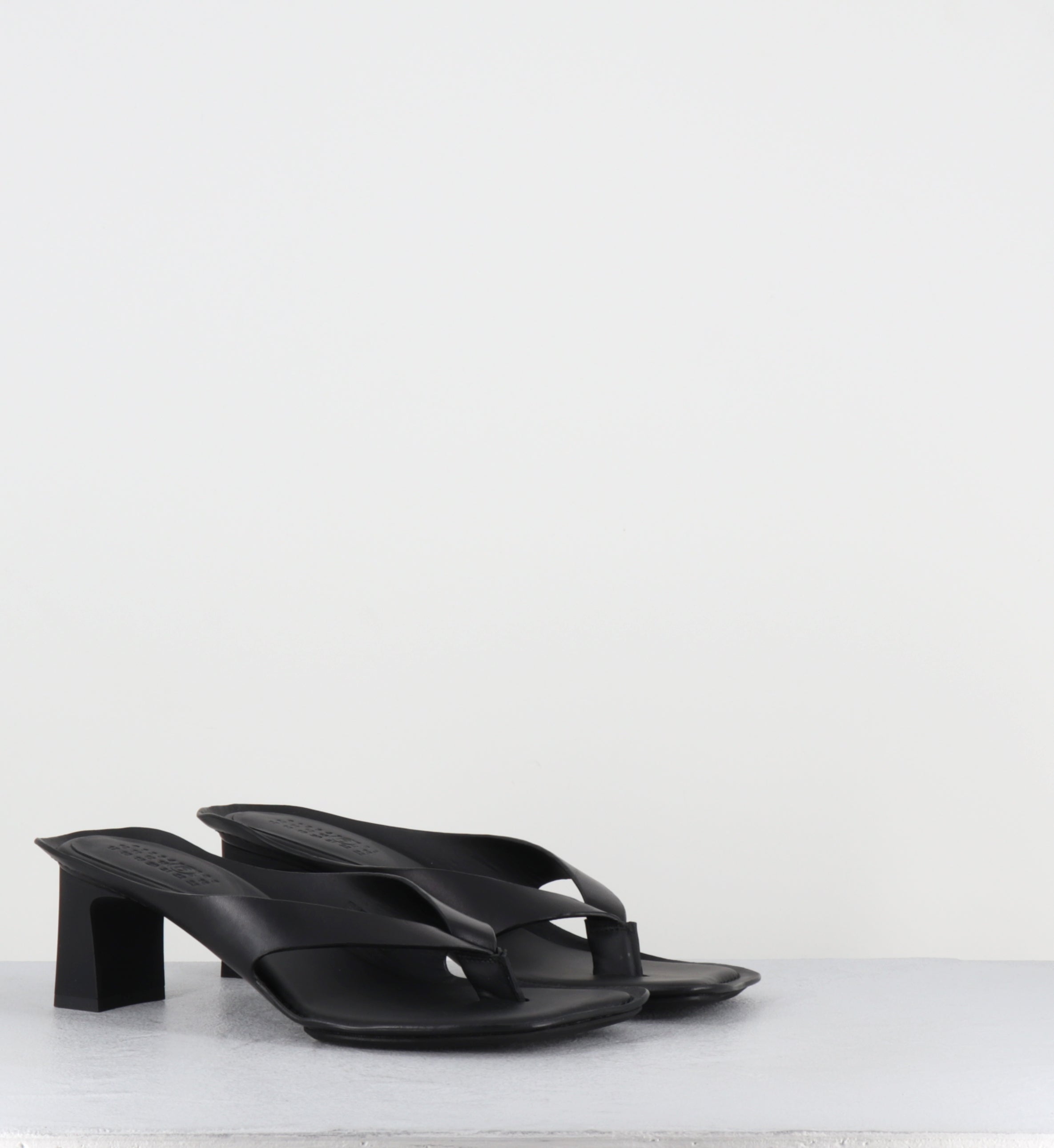 Mules tongs à talon en cuir noir - S66WP0120 T8013