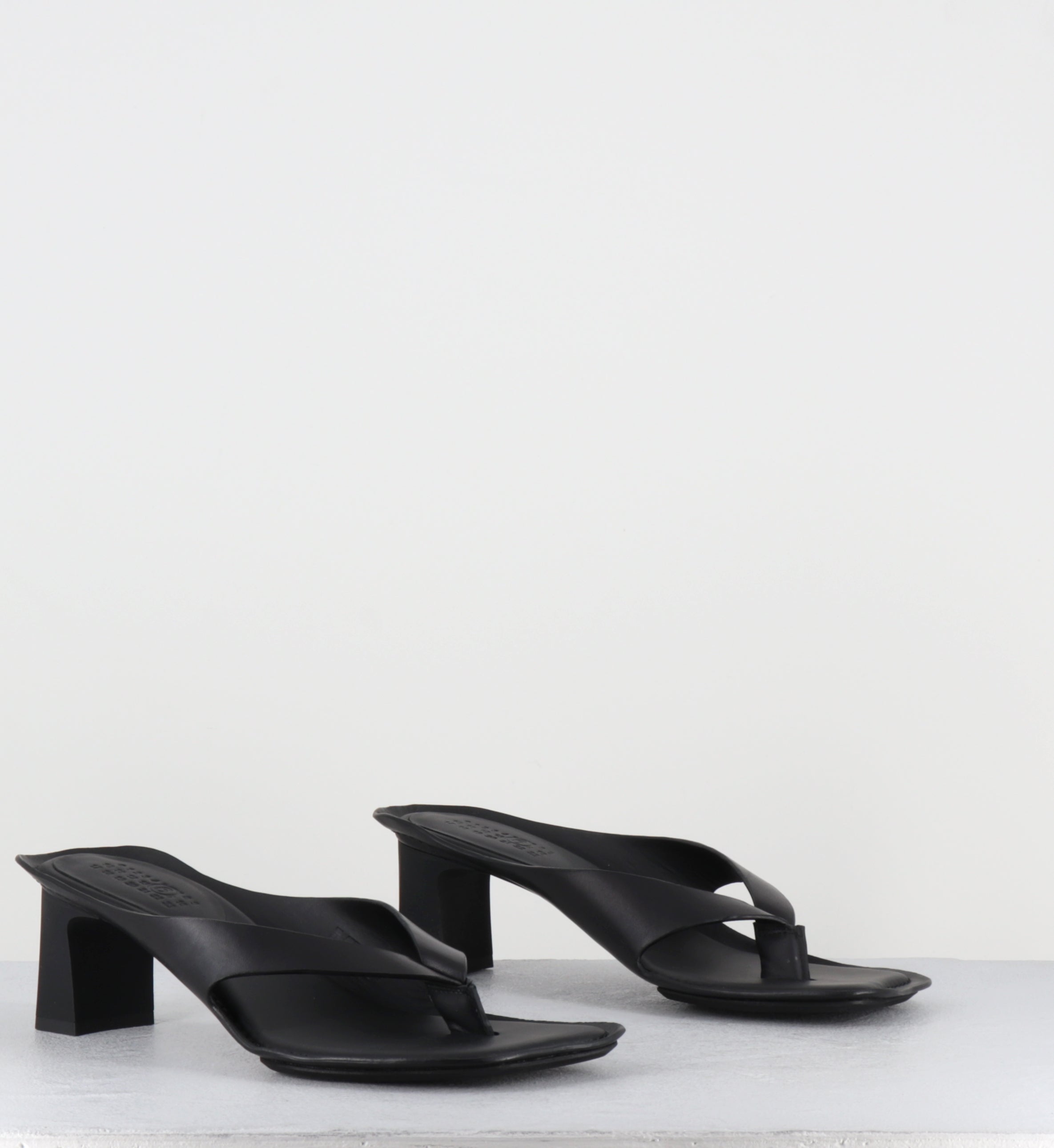 Mules tongs à talon en cuir noir - S66WP0120 T8013