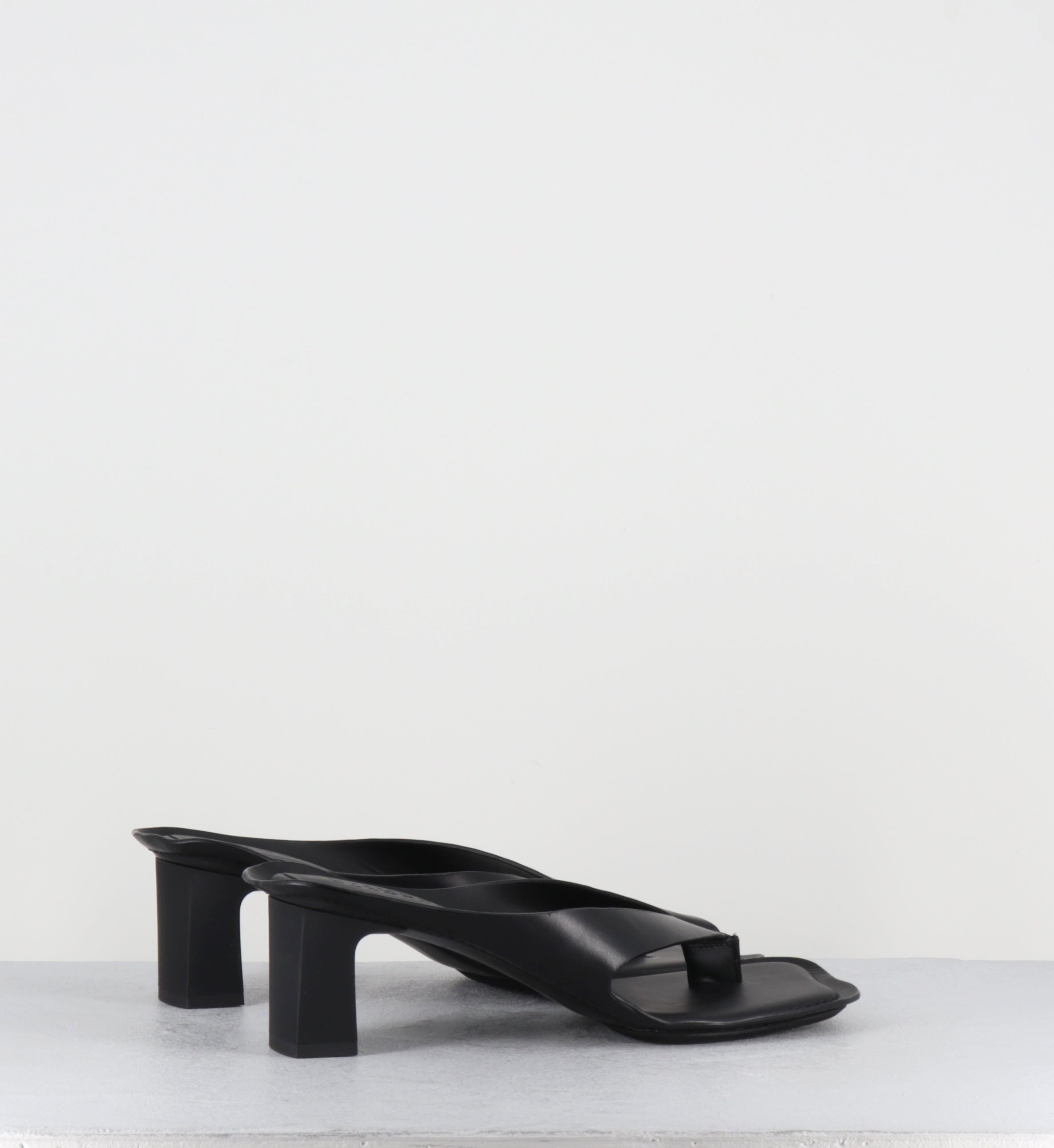 Mules tongs à talon en cuir noir - S66WP0120 T8013