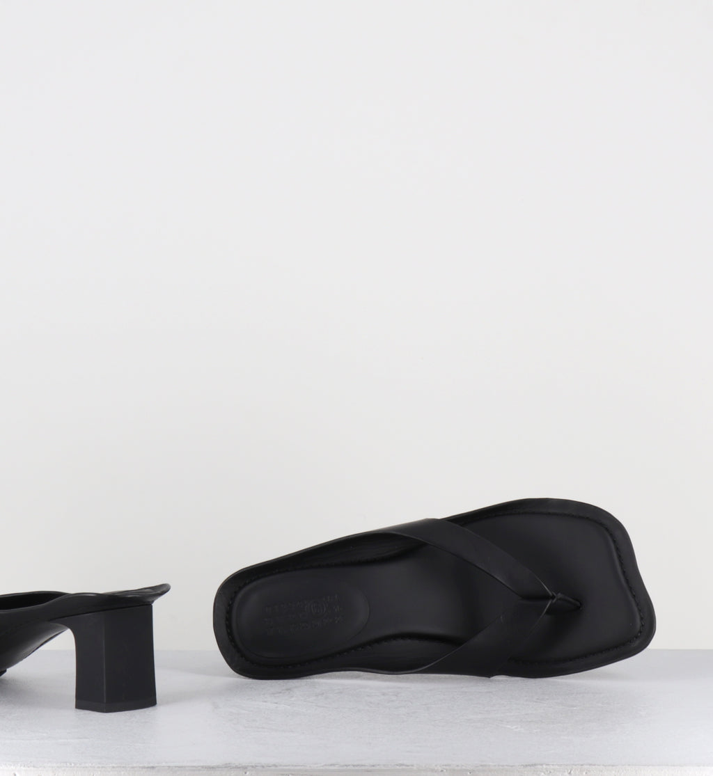 Mules tongs à talon en cuir noir - S66WP0120 T8013