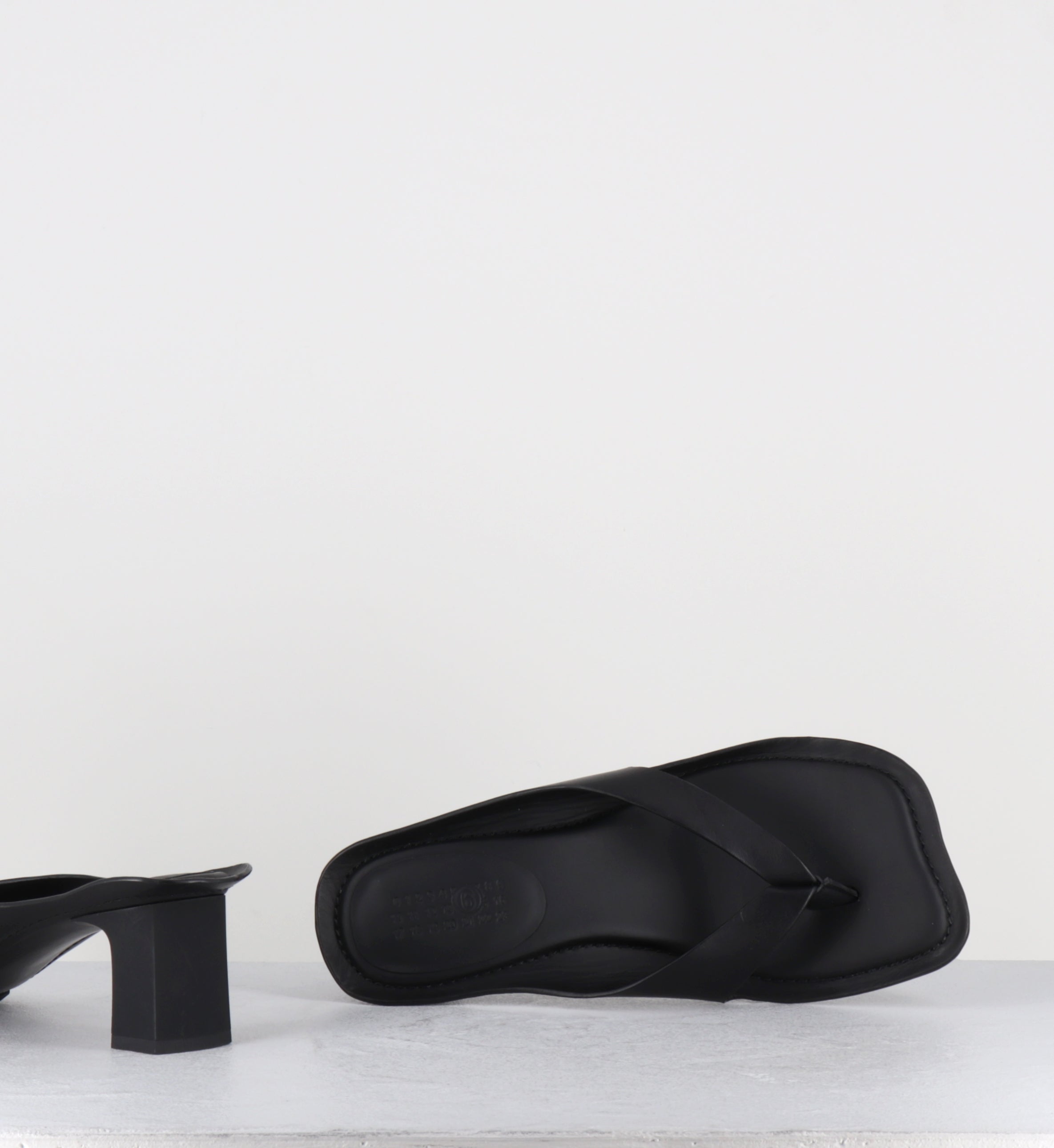 Mules tongs à talon en cuir noir - S66WP0120 T8013