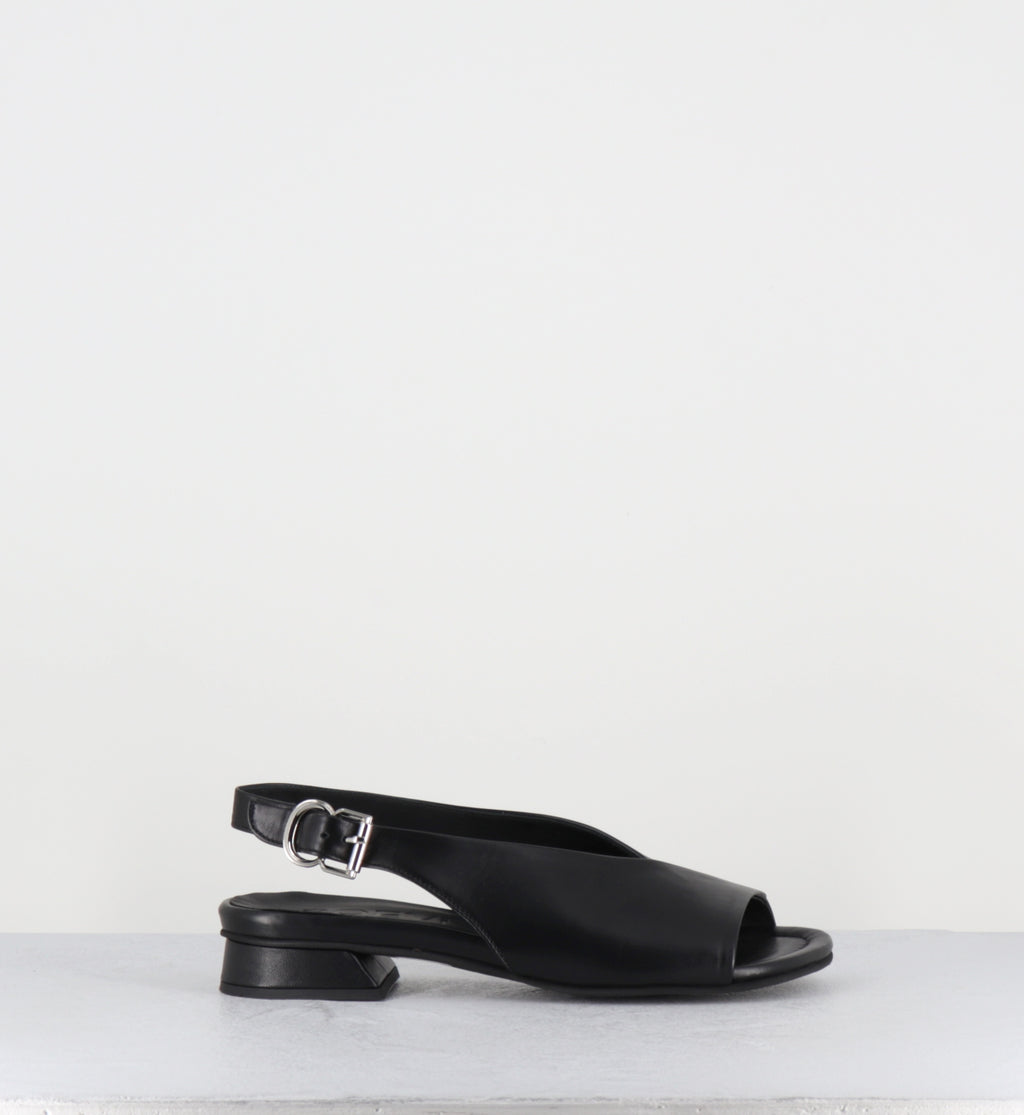 Sandales plates en cuir noir - 10MM22 NAPPA NERO