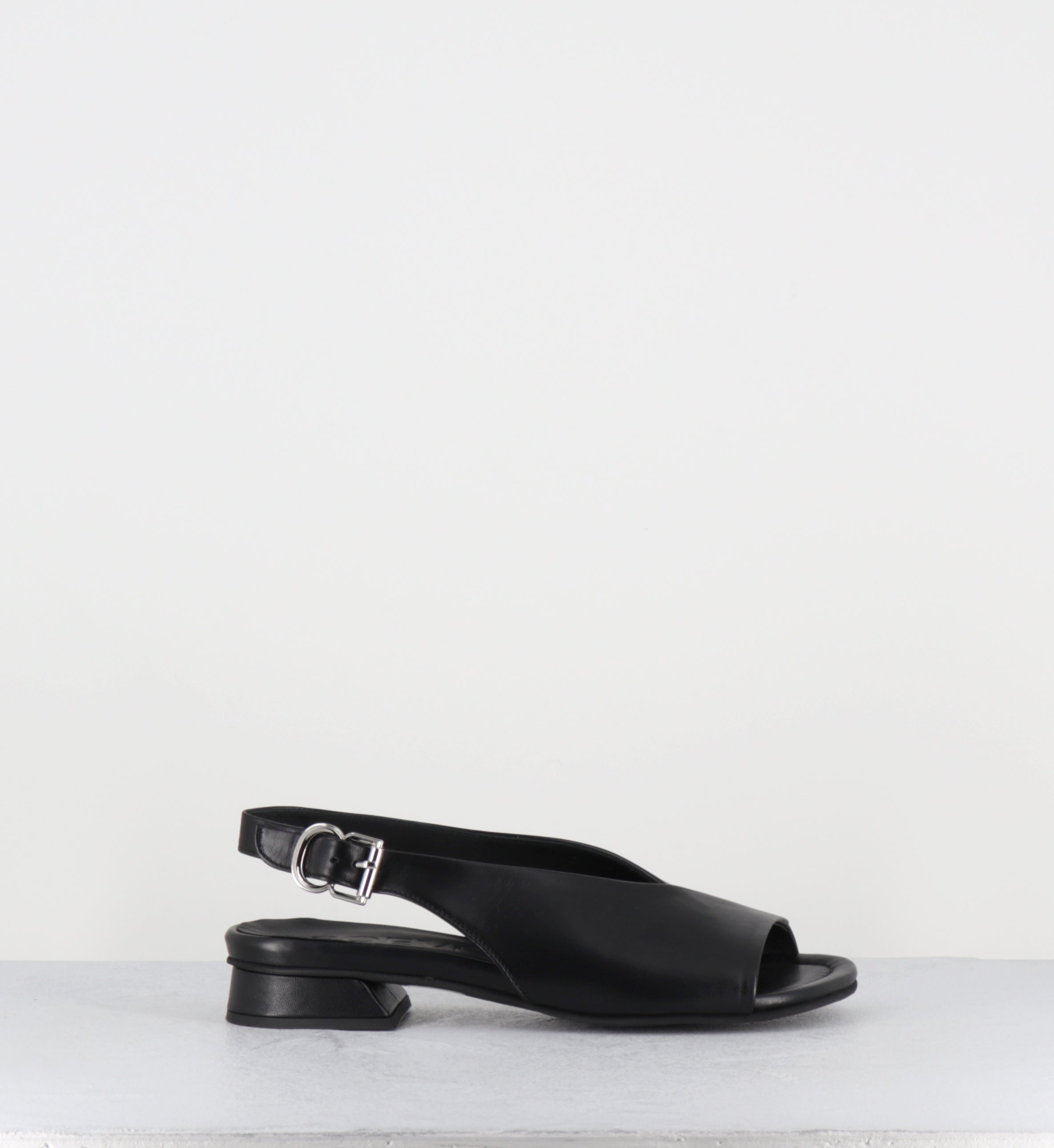 Sandales plates en cuir noir - 10MM22 NAPPA NERO