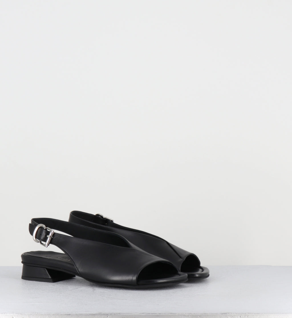 Sandales plates en cuir noir - 10MM22 NAPPA NERO