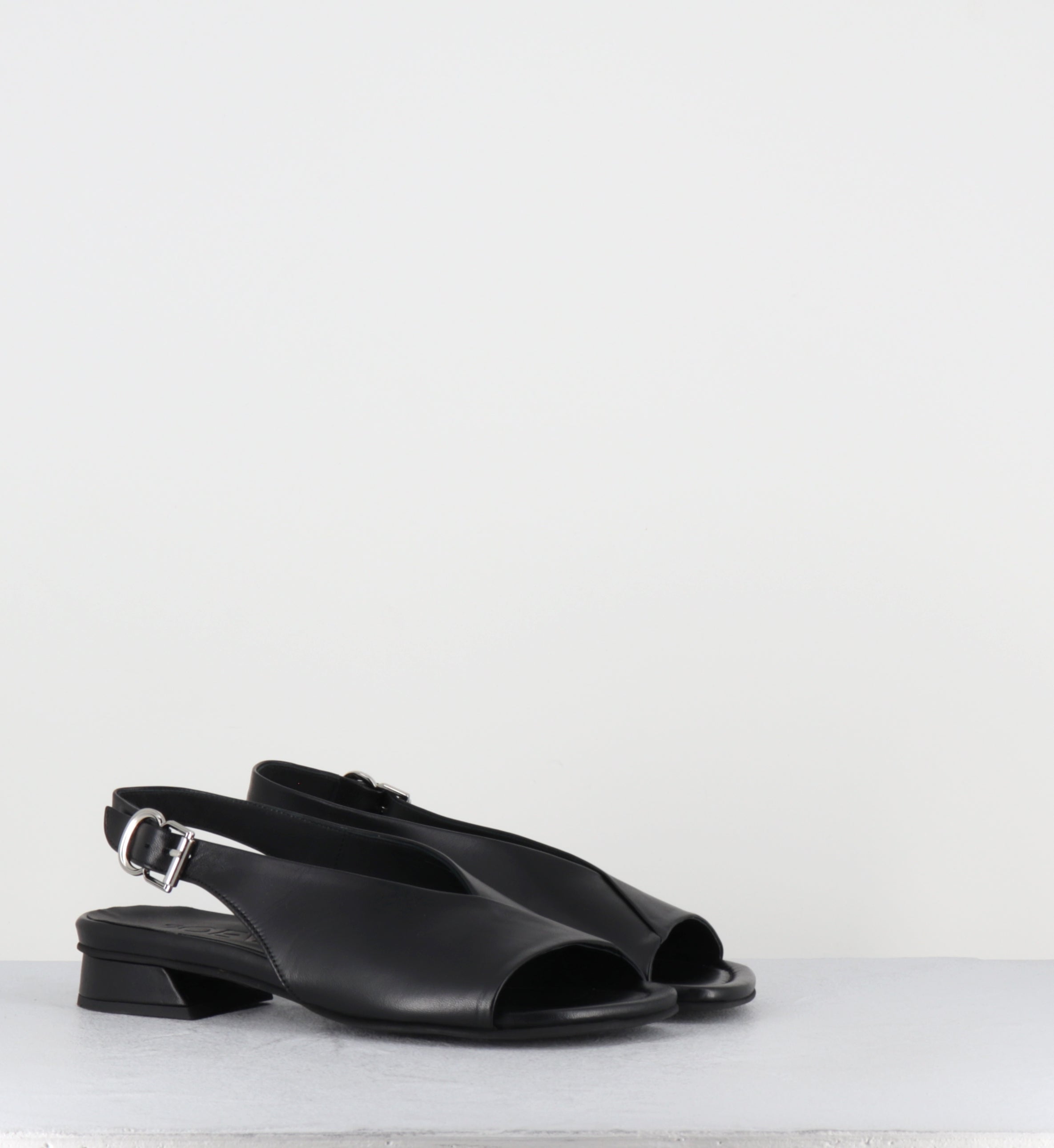 Sandales plates en cuir noir - 10MM22 NAPPA NERO