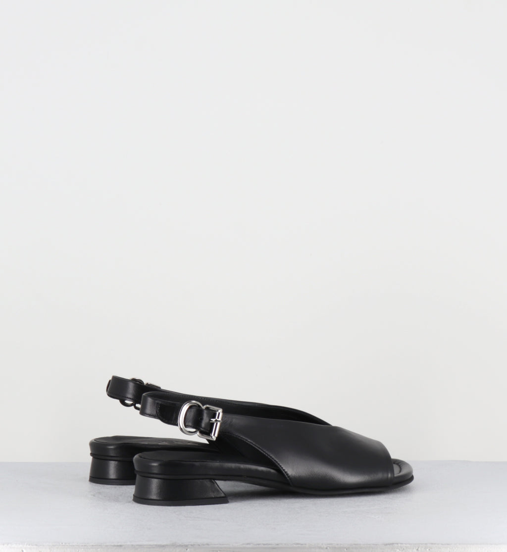 Sandales plates en cuir noir - 10MM22 NAPPA NERO