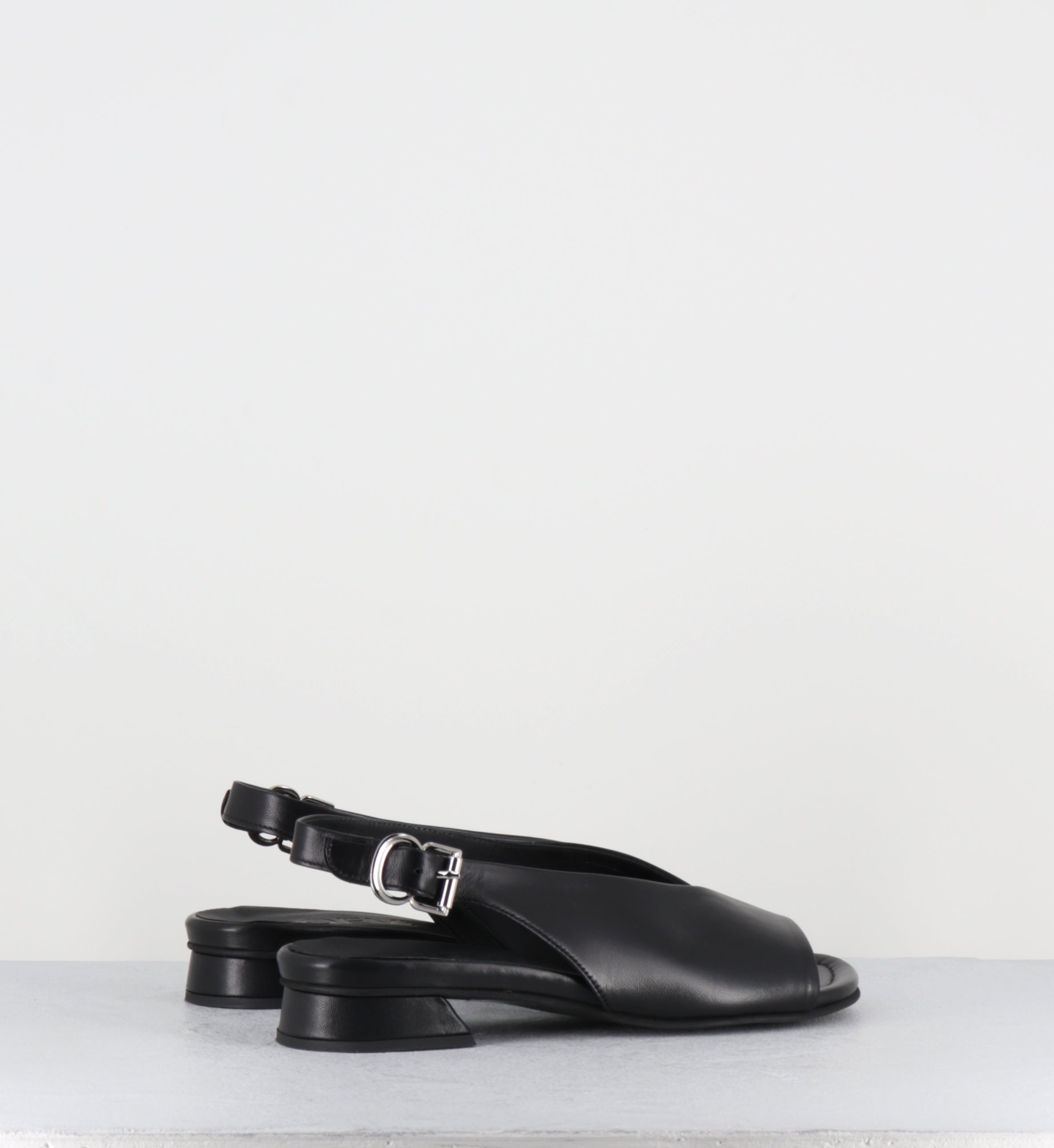 Sandales plates en cuir noir - 10MM22 NAPPA NERO