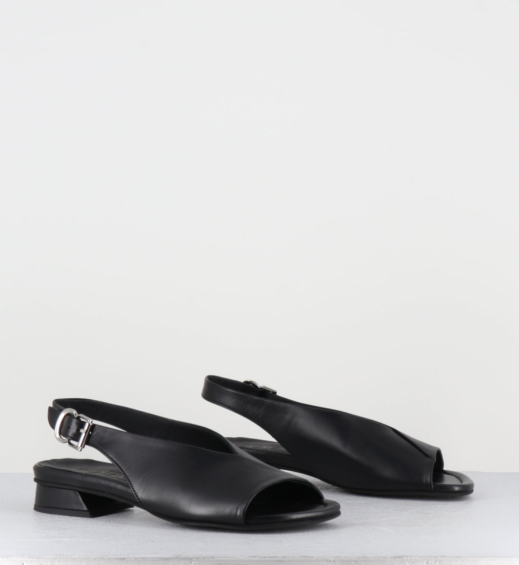 Sandales plates en cuir noir - 10MM22 NAPPA NERO