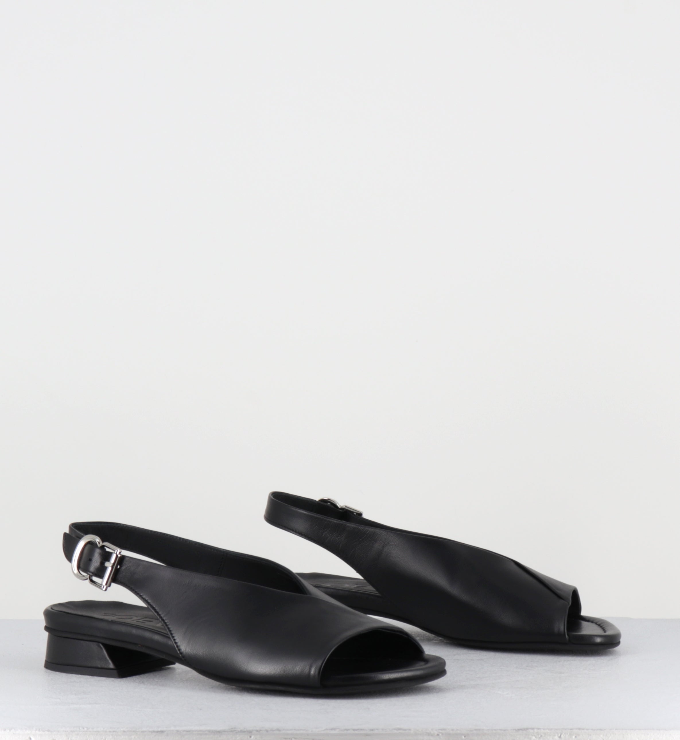 Sandales plates en cuir noir - 10MM22 NAPPA NERO