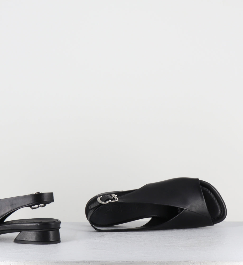 Sandales plates en cuir noir - 10MM22 NAPPA NERO