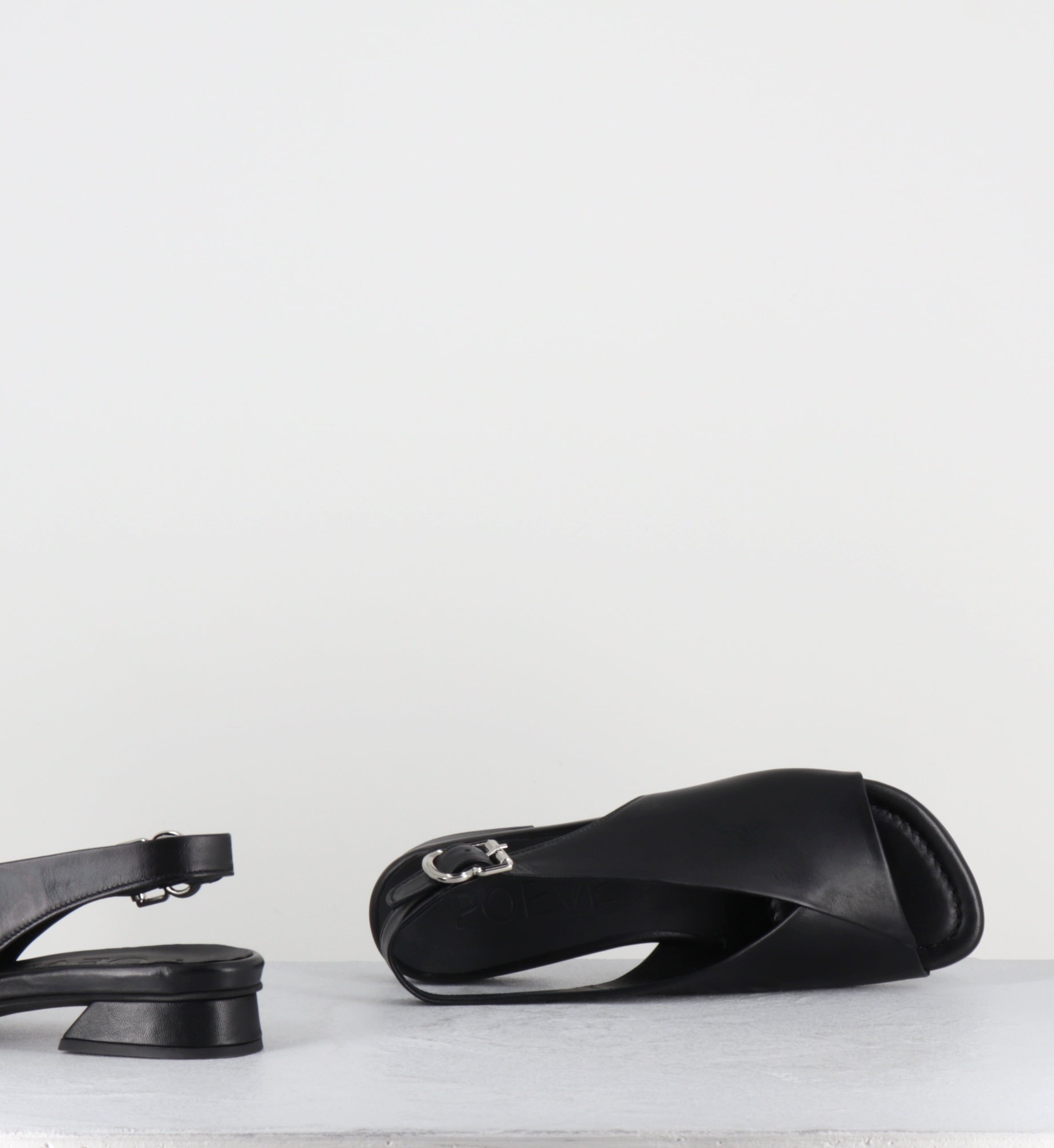Sandales plates en cuir noir - 10MM22 NAPPA NERO
