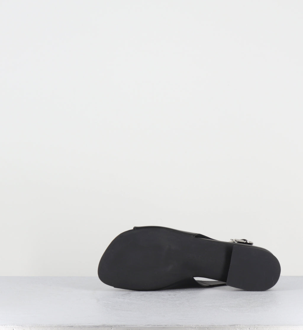 Sandales plates en cuir noir - 10MM22 NAPPA NERO