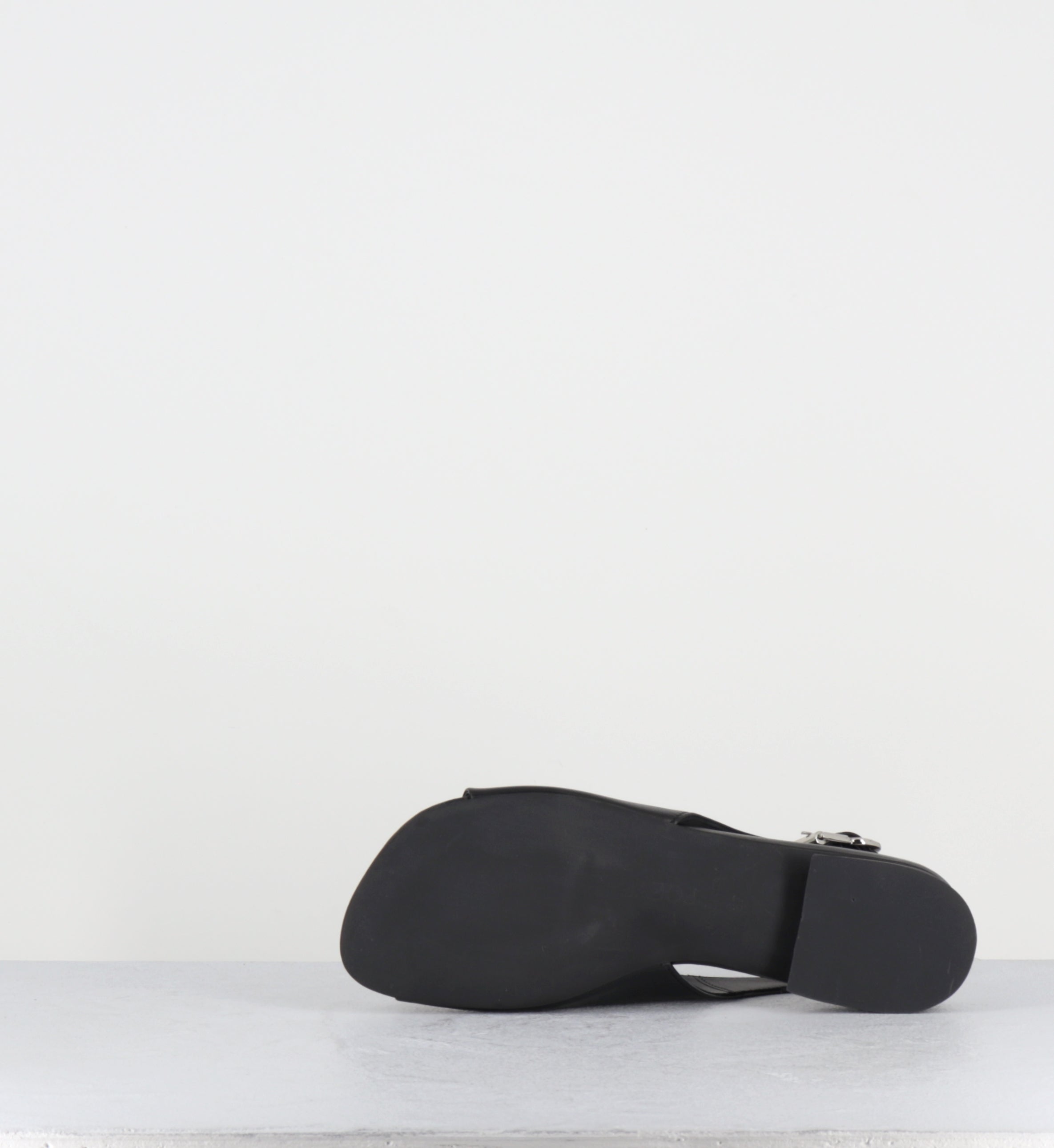 Sandales plates en cuir noir - 10MM22 NAPPA NERO