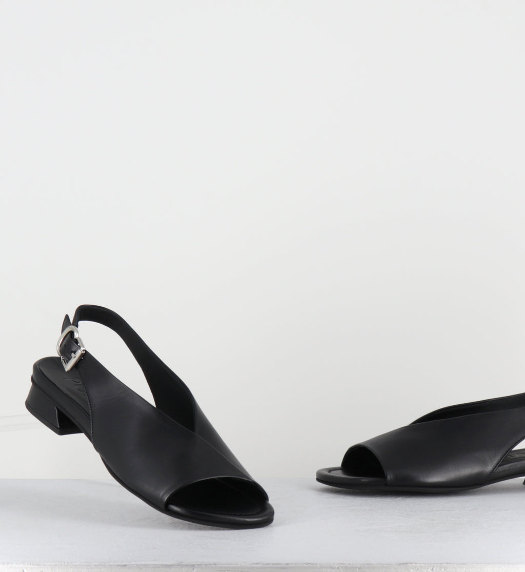 Sandales plates en cuir noir - 10MM22 NAPPA NERO
