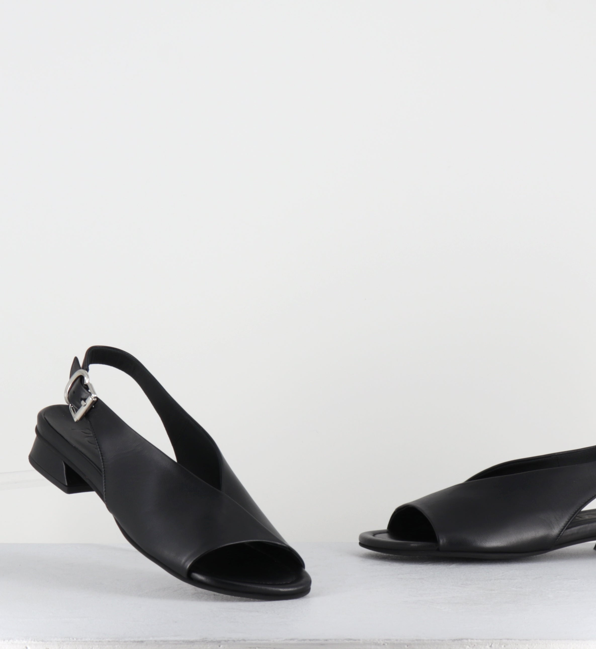 Sandales plates en cuir noir - 10MM22 NAPPA NERO