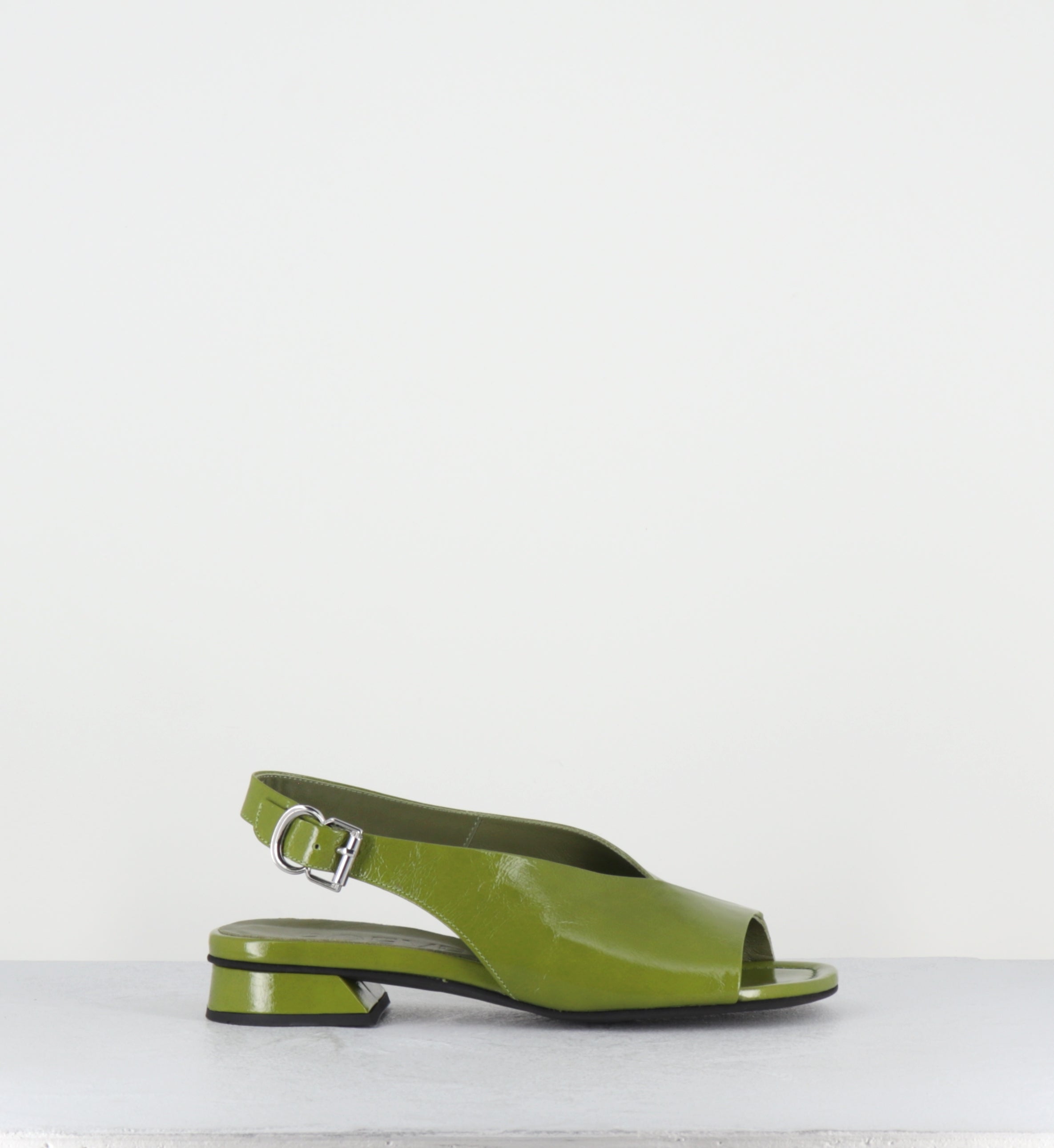 Sandales en cuir vernis vert asymétrique - 10MM22 VENICE GREEN