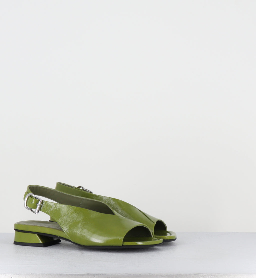Sandales en cuir vernis vert asymétrique - 10MM22 VENICE GREEN