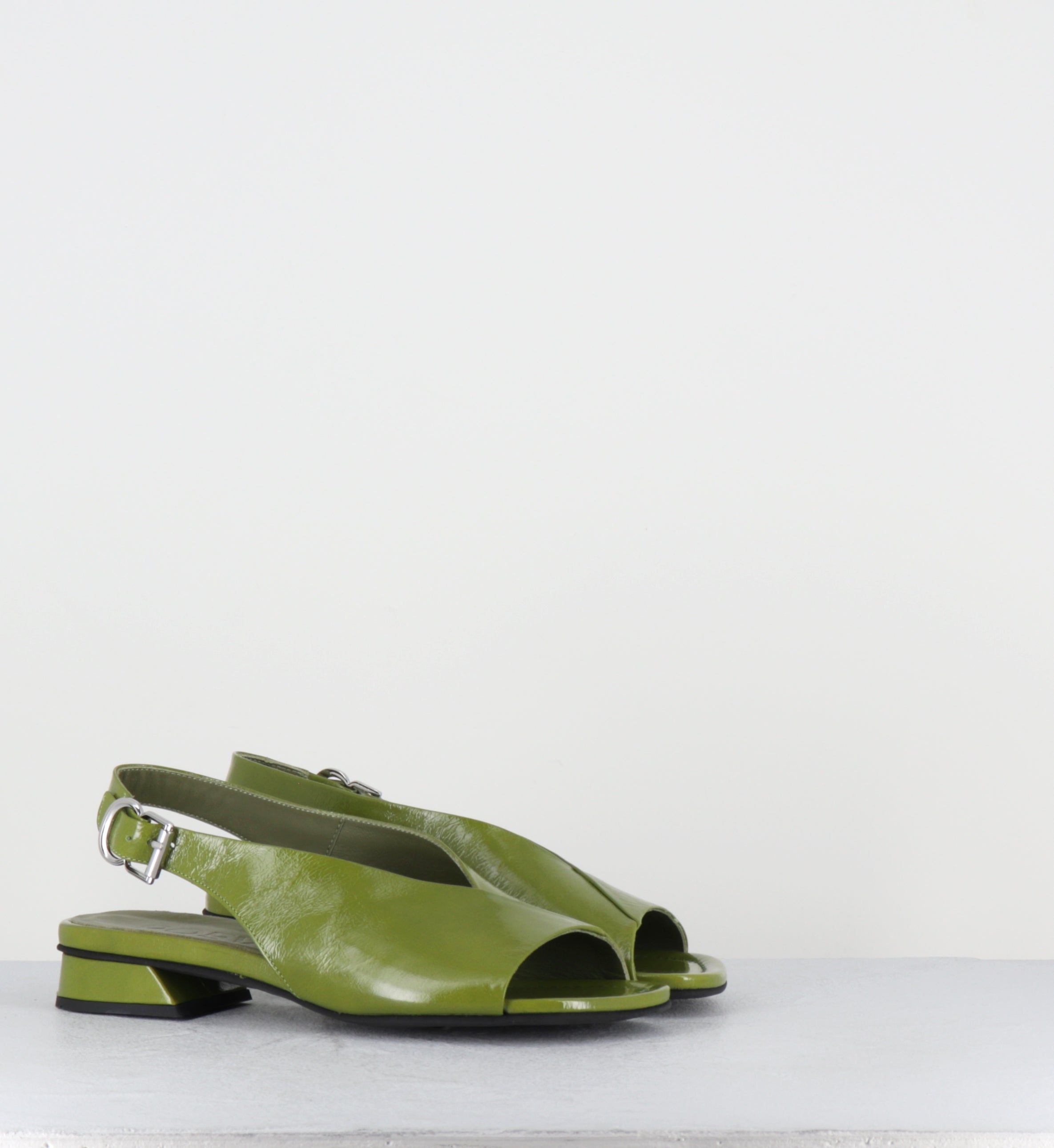 Sandales en cuir vernis vert asymétrique - 10MM22 VENICE GREEN