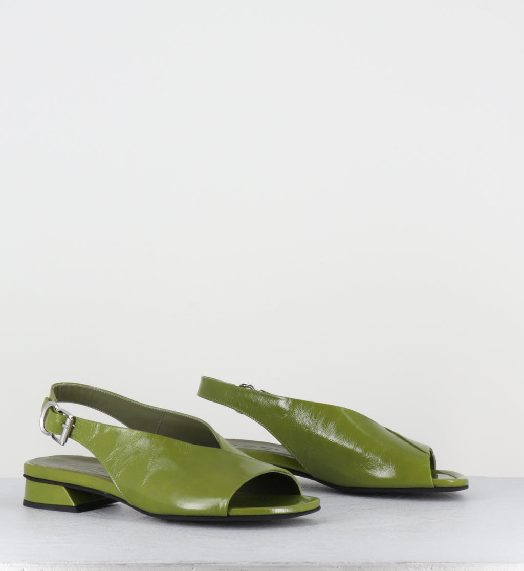 Sandales en cuir vernis vert asymétrique - 10MM22 VENICE GREEN