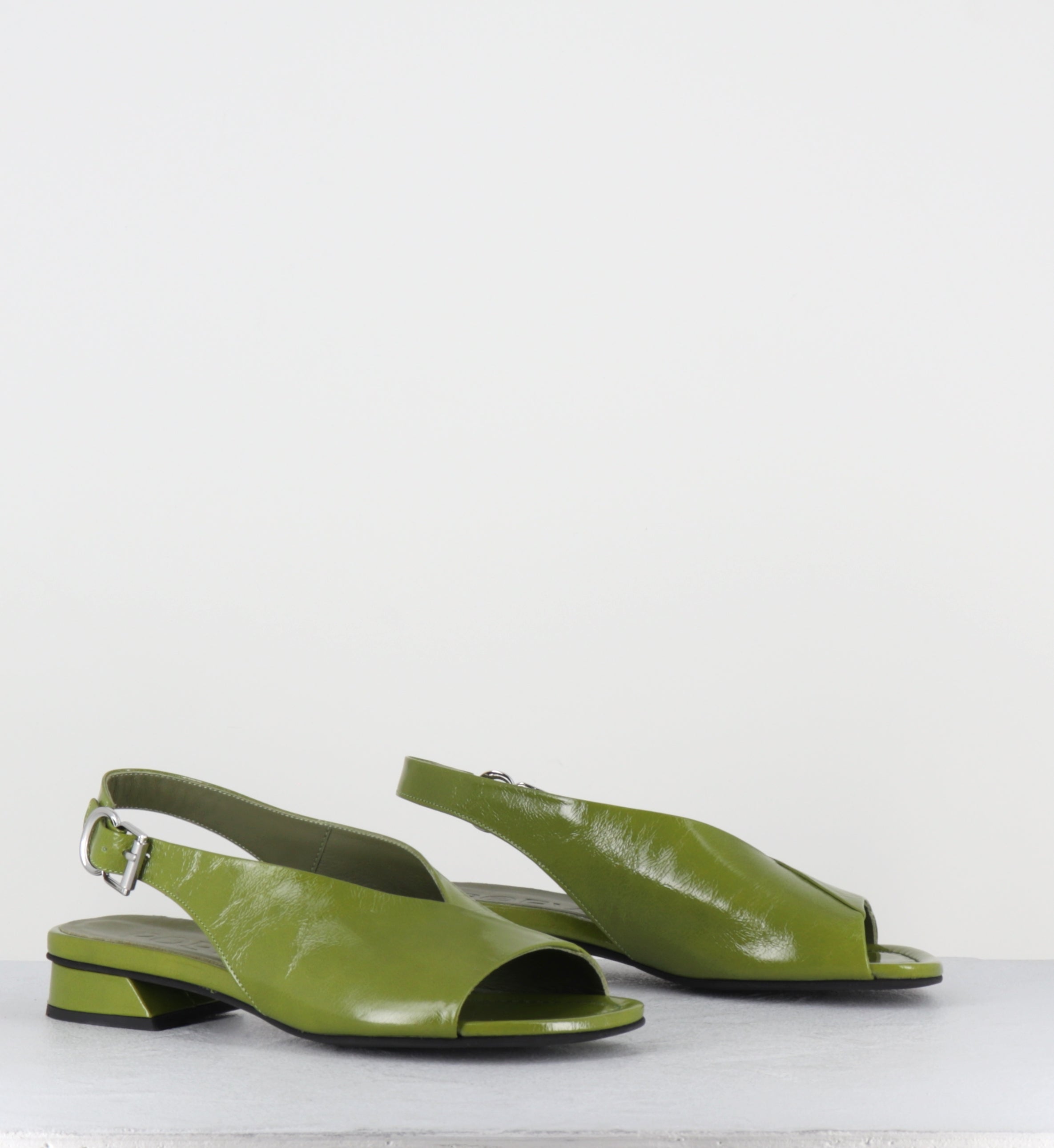 Sandales en cuir vernis vert asymétrique - 10MM22 VENICE GREEN
