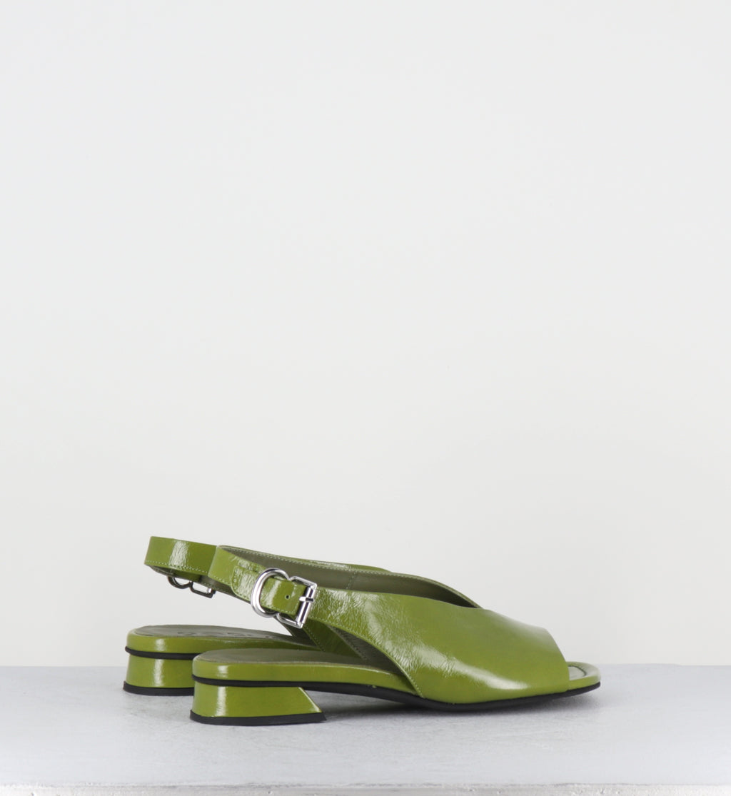 Sandales en cuir vernis vert asymétrique - 10MM22 VENICE GREEN