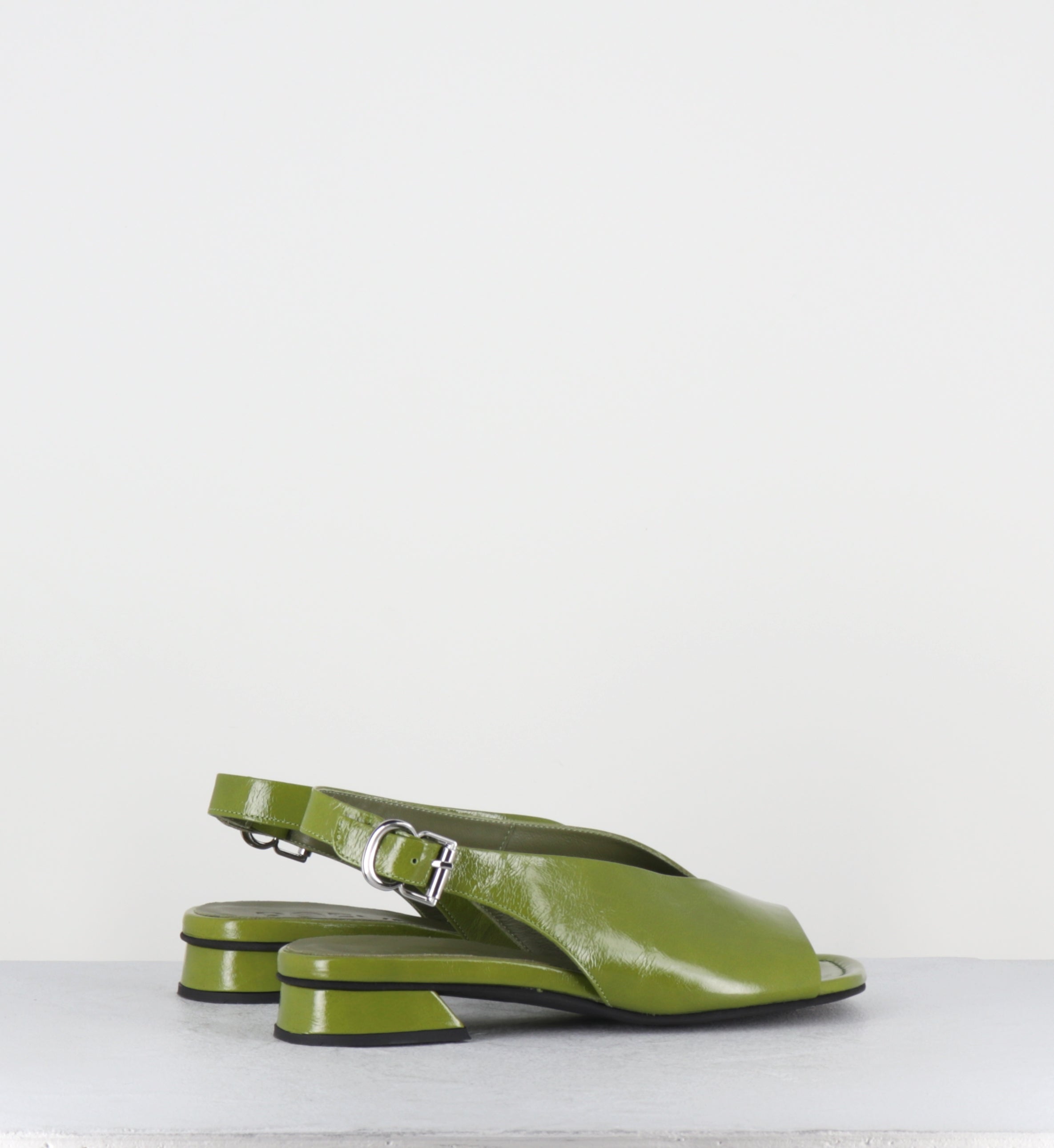 Sandales en cuir vernis vert asymétrique - 10MM22 VENICE GREEN