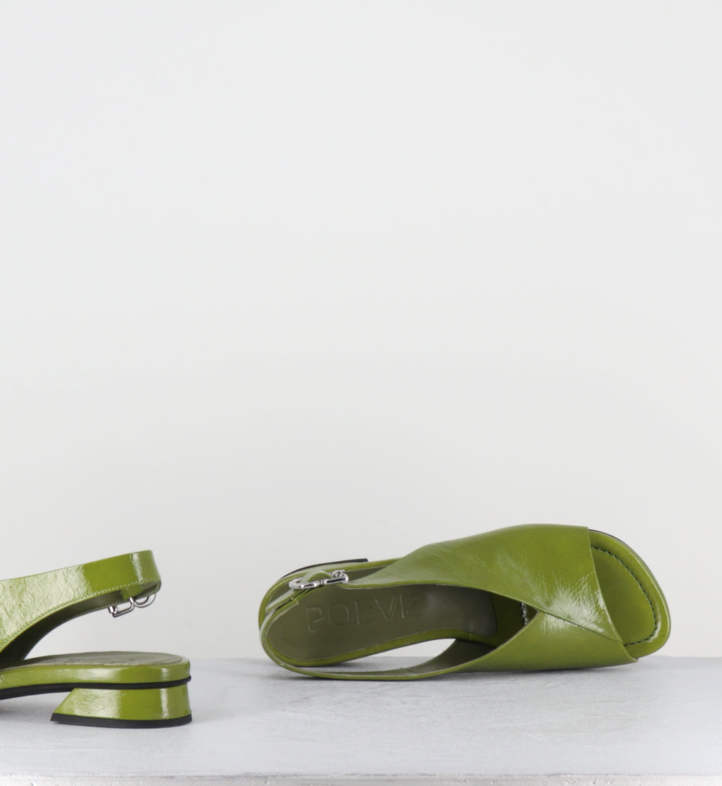 Sandales en cuir vernis vert asymétrique - 10MM22 VENICE GREEN
