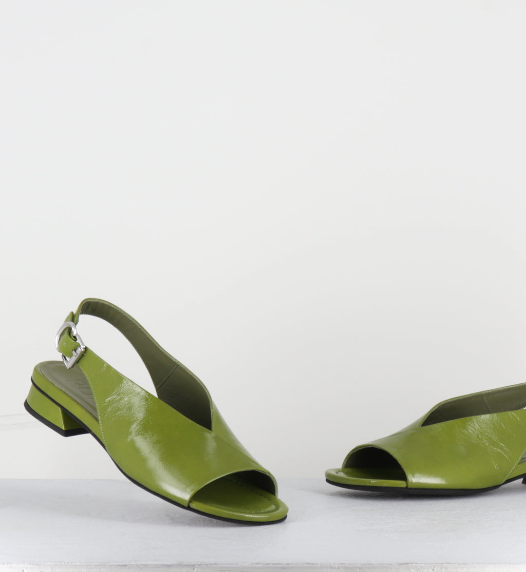 Sandales en cuir vernis vert asymétrique - 10MM22 VENICE GREEN