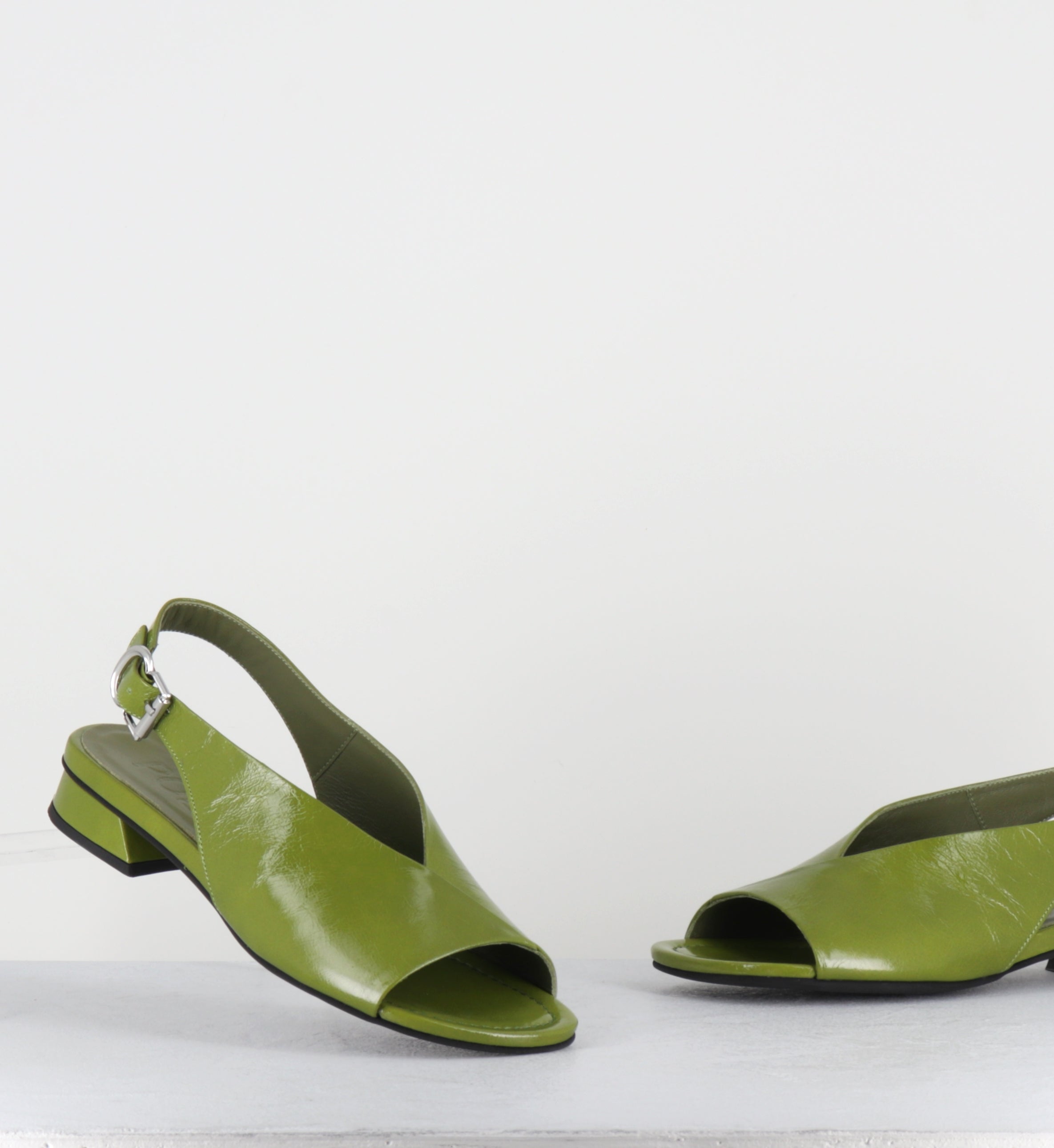 Sandales en cuir vernis vert asymétrique - 10MM22 VENICE GREEN