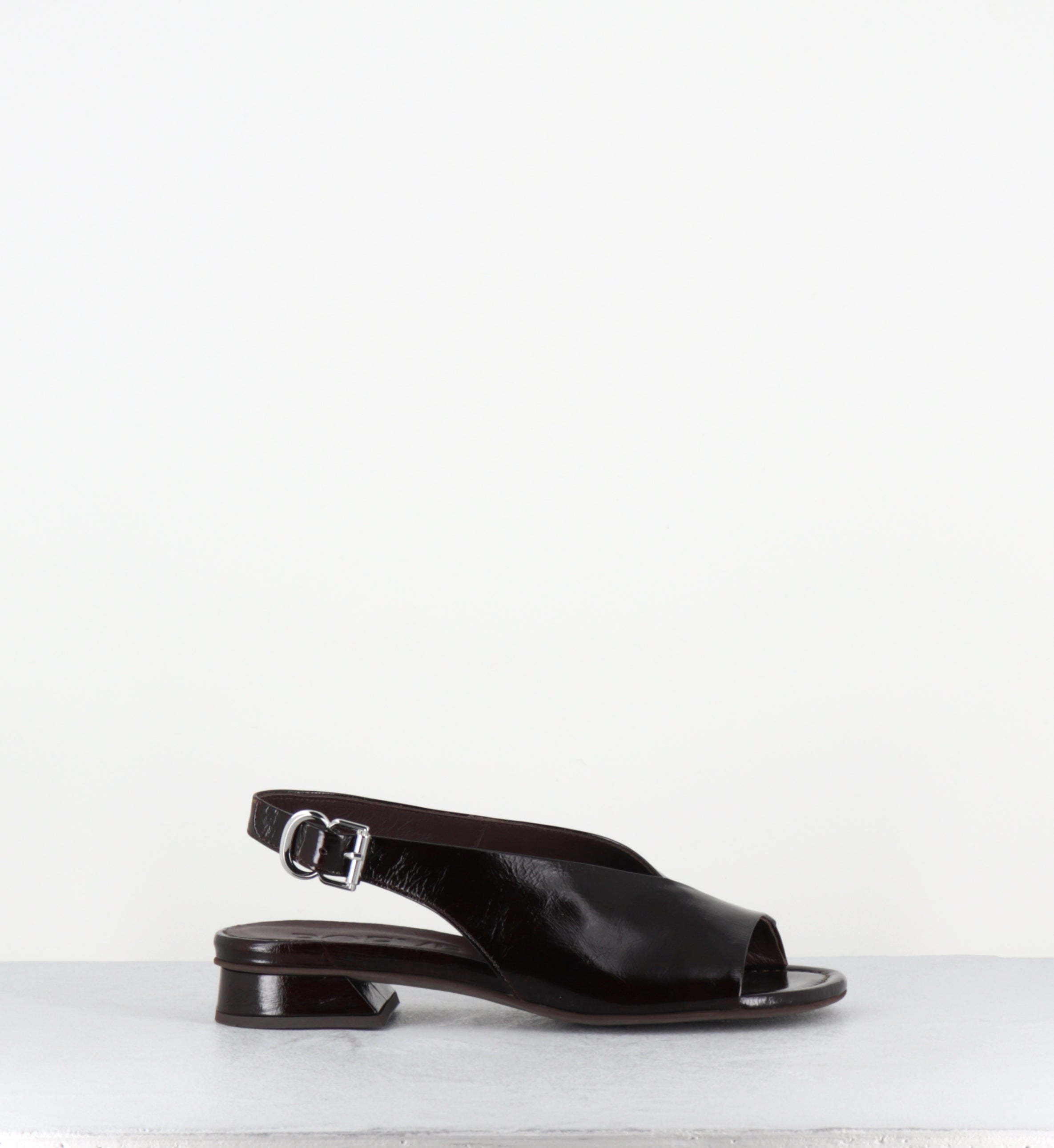 Sandales en cuir vernis marron asymétrique - 10MM22 VENICE MOGANO