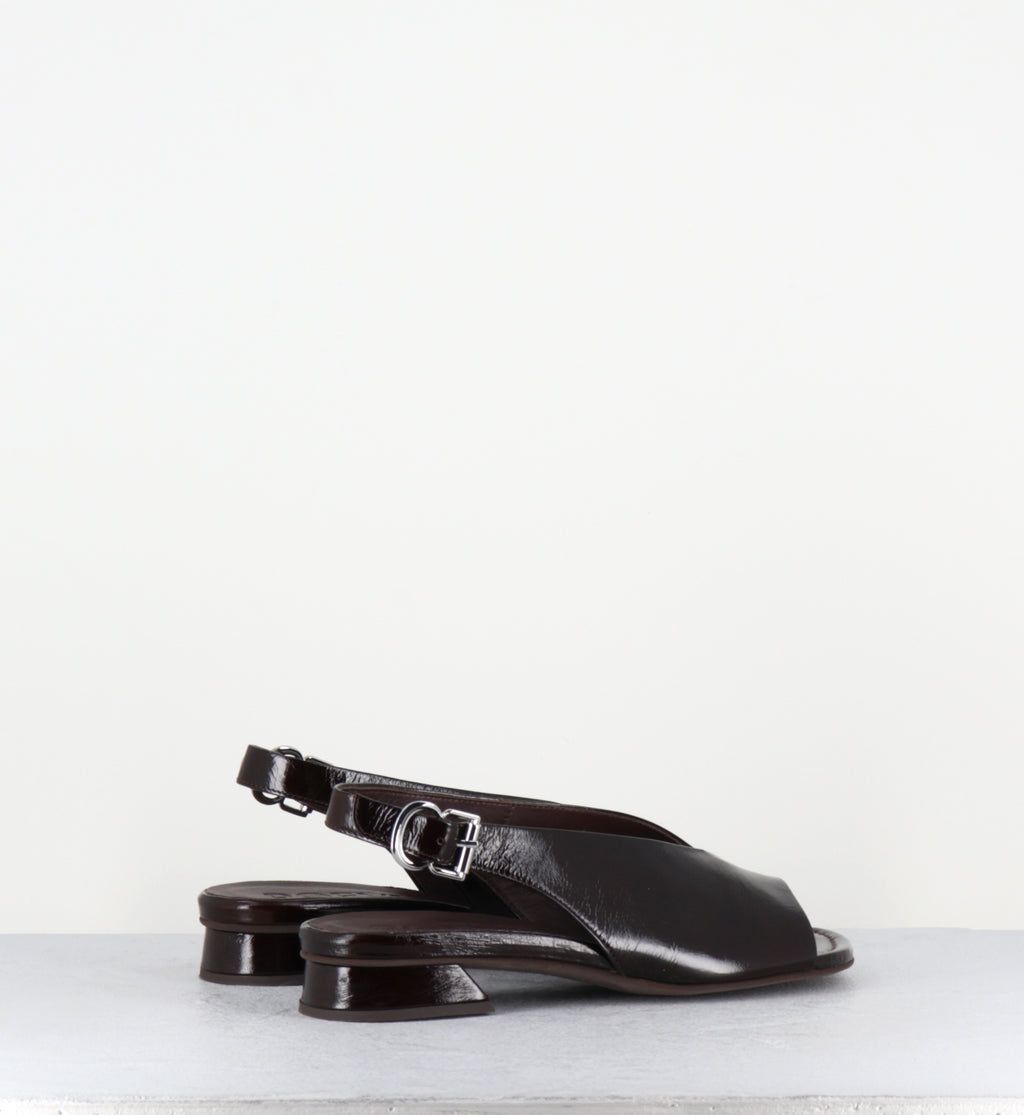 Sandales en cuir vernis marron asymétrique - 10MM22 VENICE MOGANO